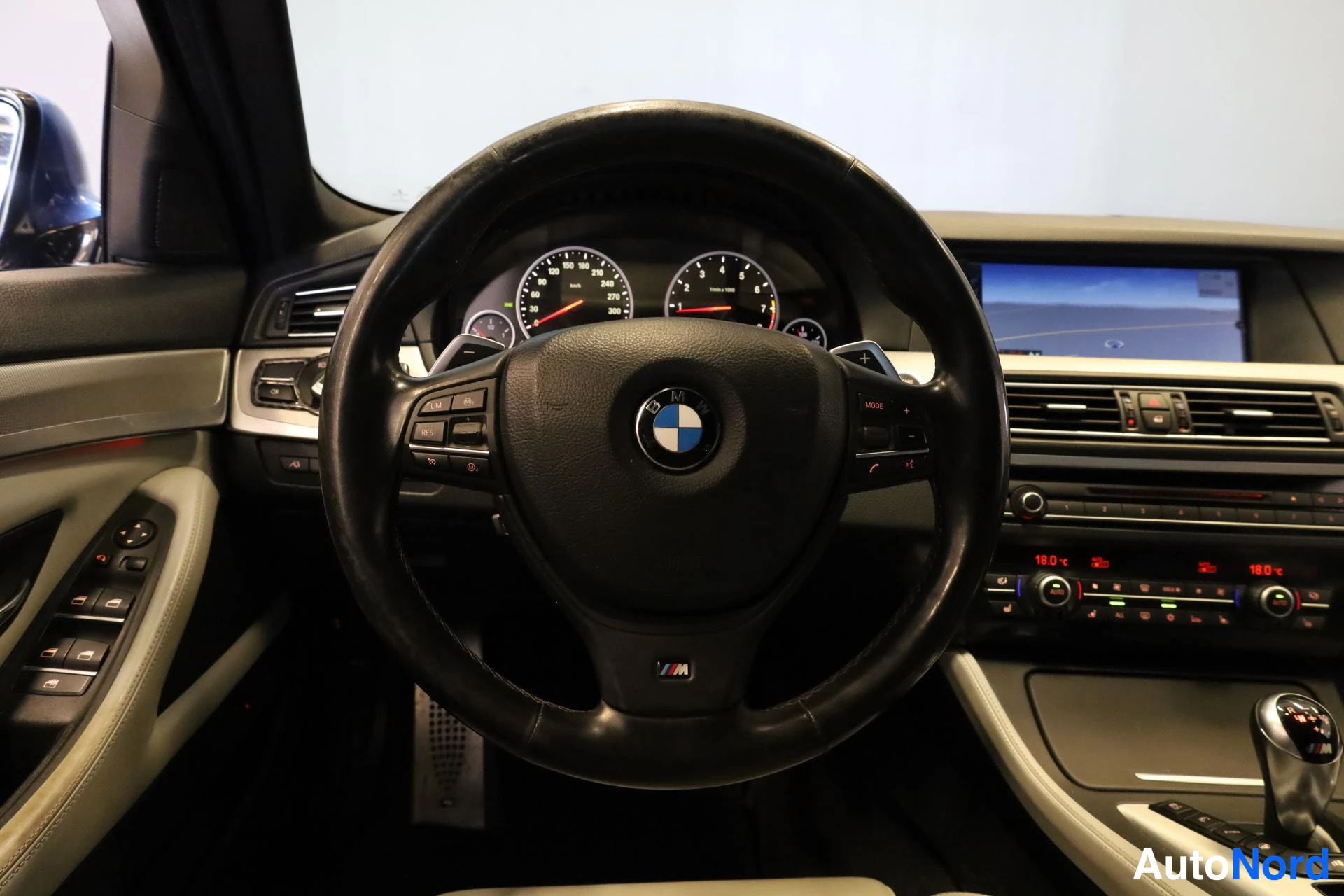 Sininen BMW M5 2012, yksityiskohta, kuva 17