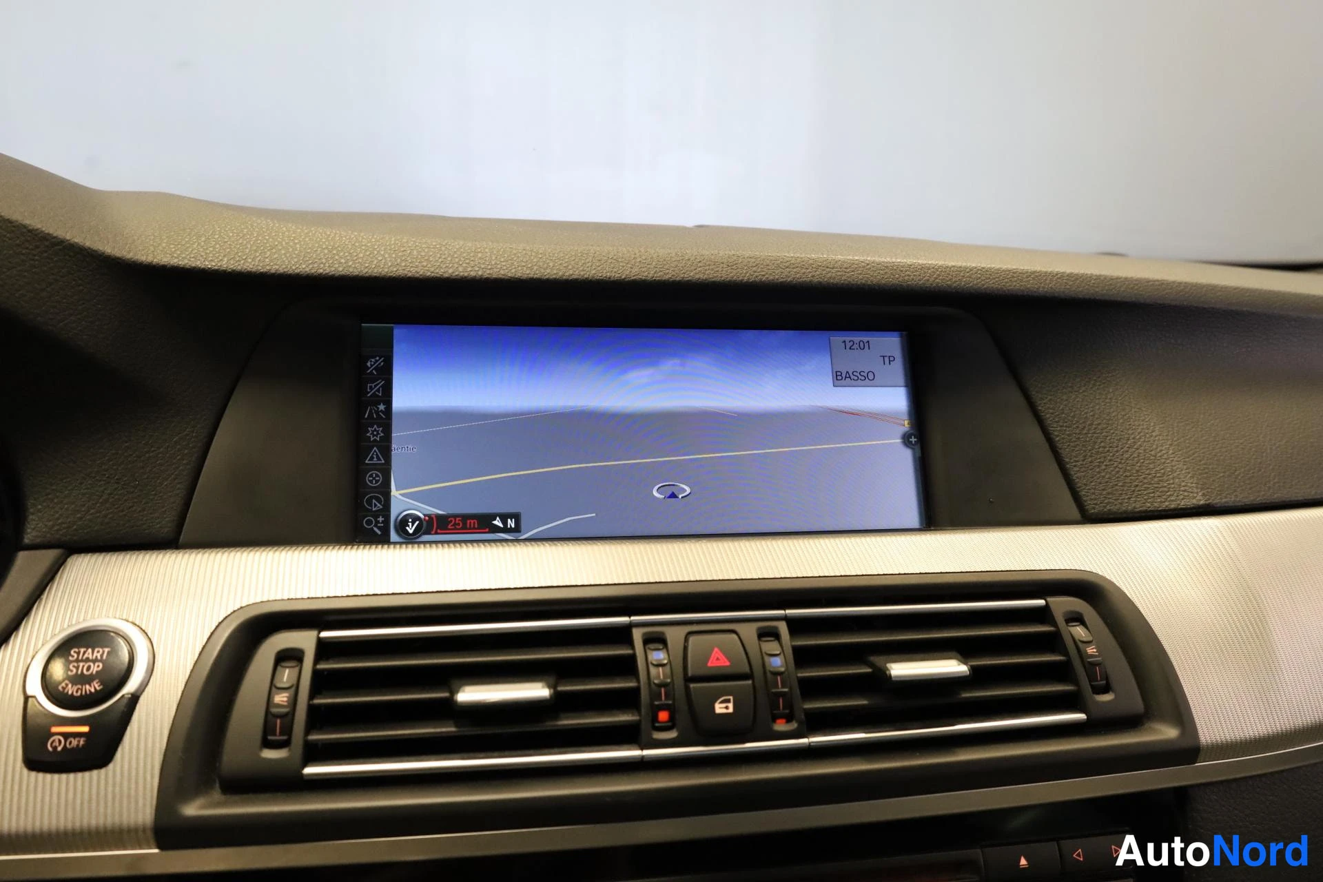Sininen BMW M5 2012, yksityiskohta, kuva 21