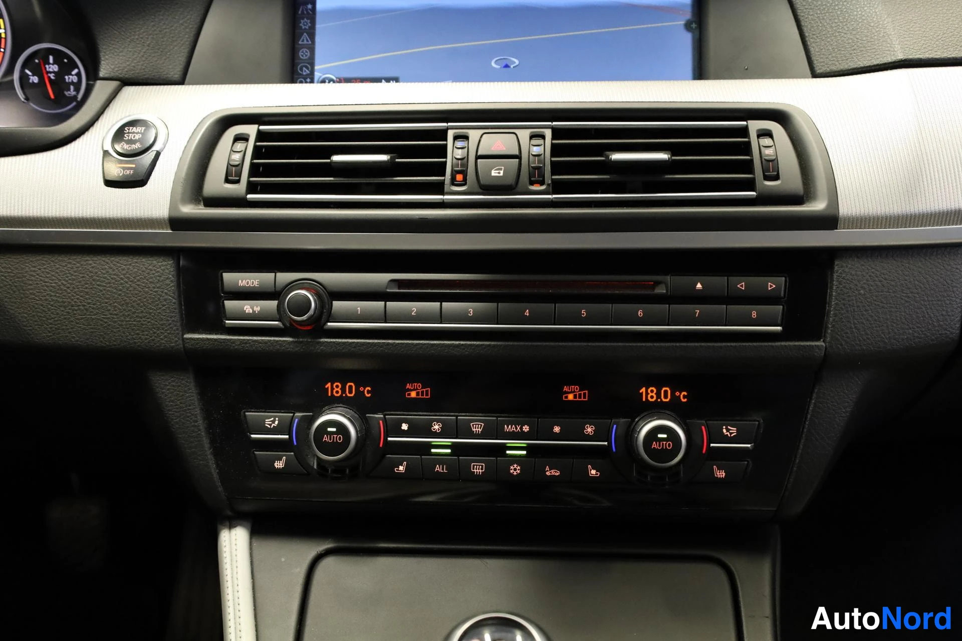 Sininen BMW M5 2012, ohjaamo, kuva 11