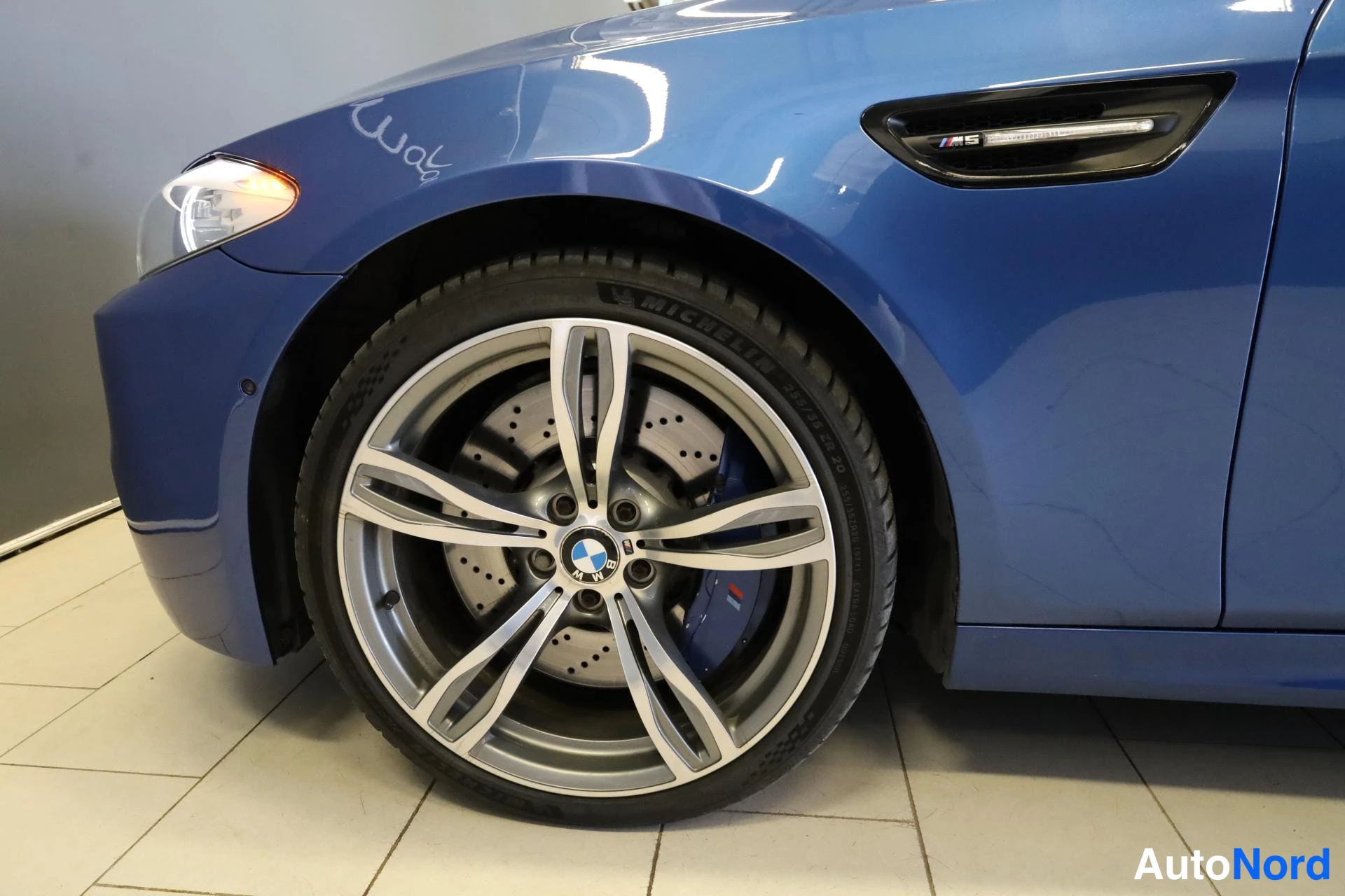Sininen BMW M5 2012, yksityiskohta, kuva 28