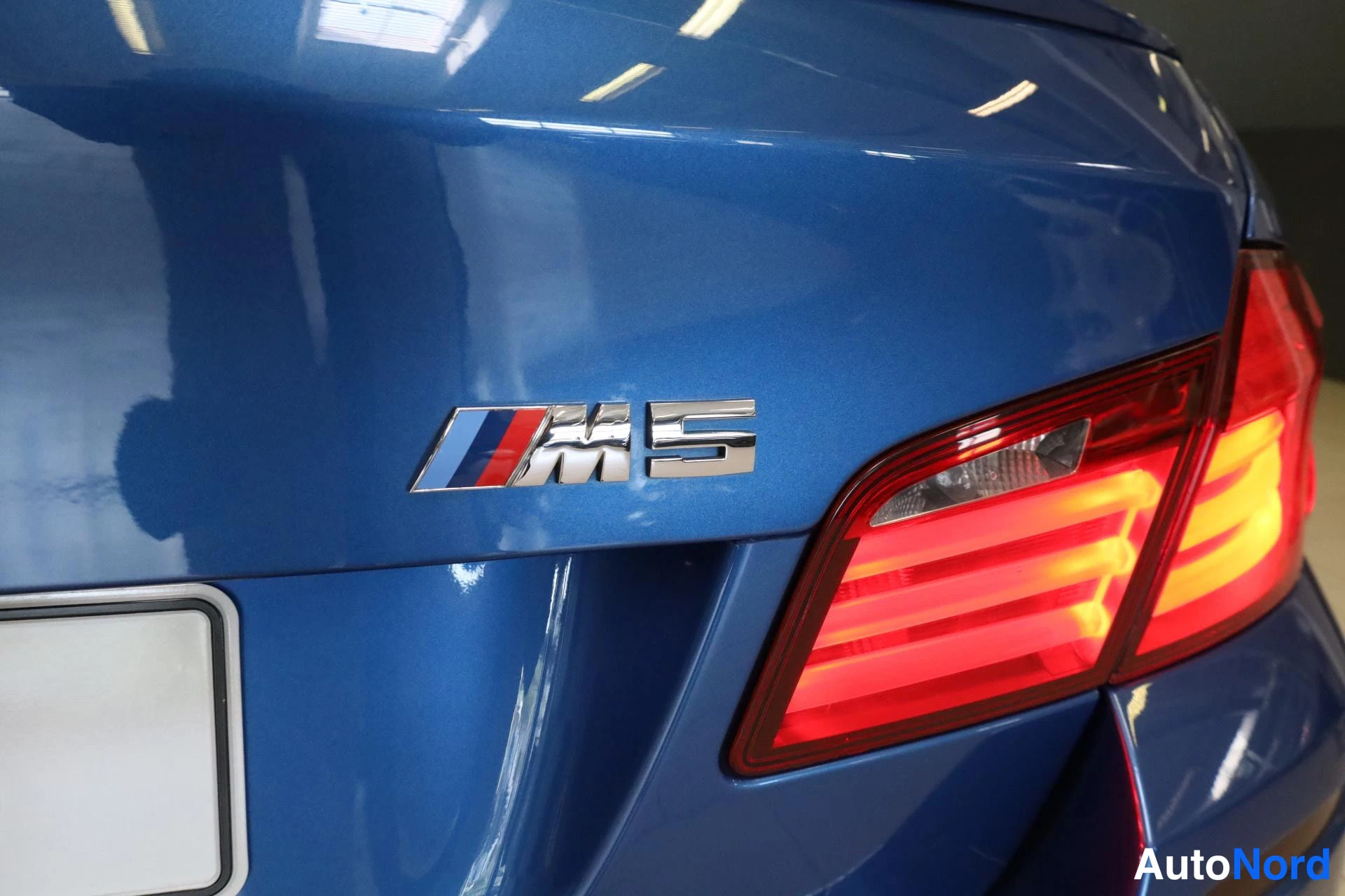 Sininen BMW M5 2012, yksityiskohta, kuva 15
