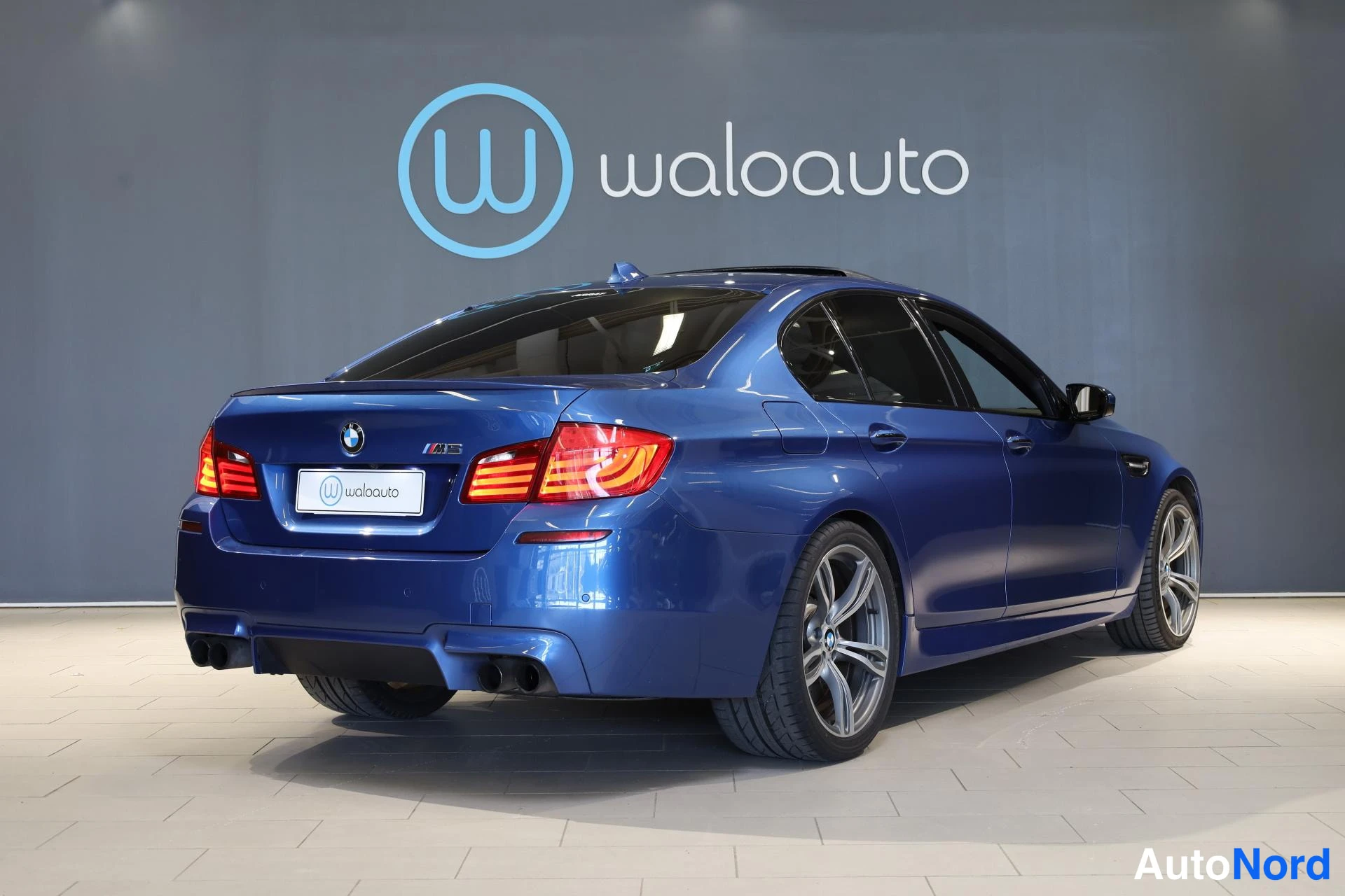 Sininen BMW M5 2012, takaviisto, kuva 7