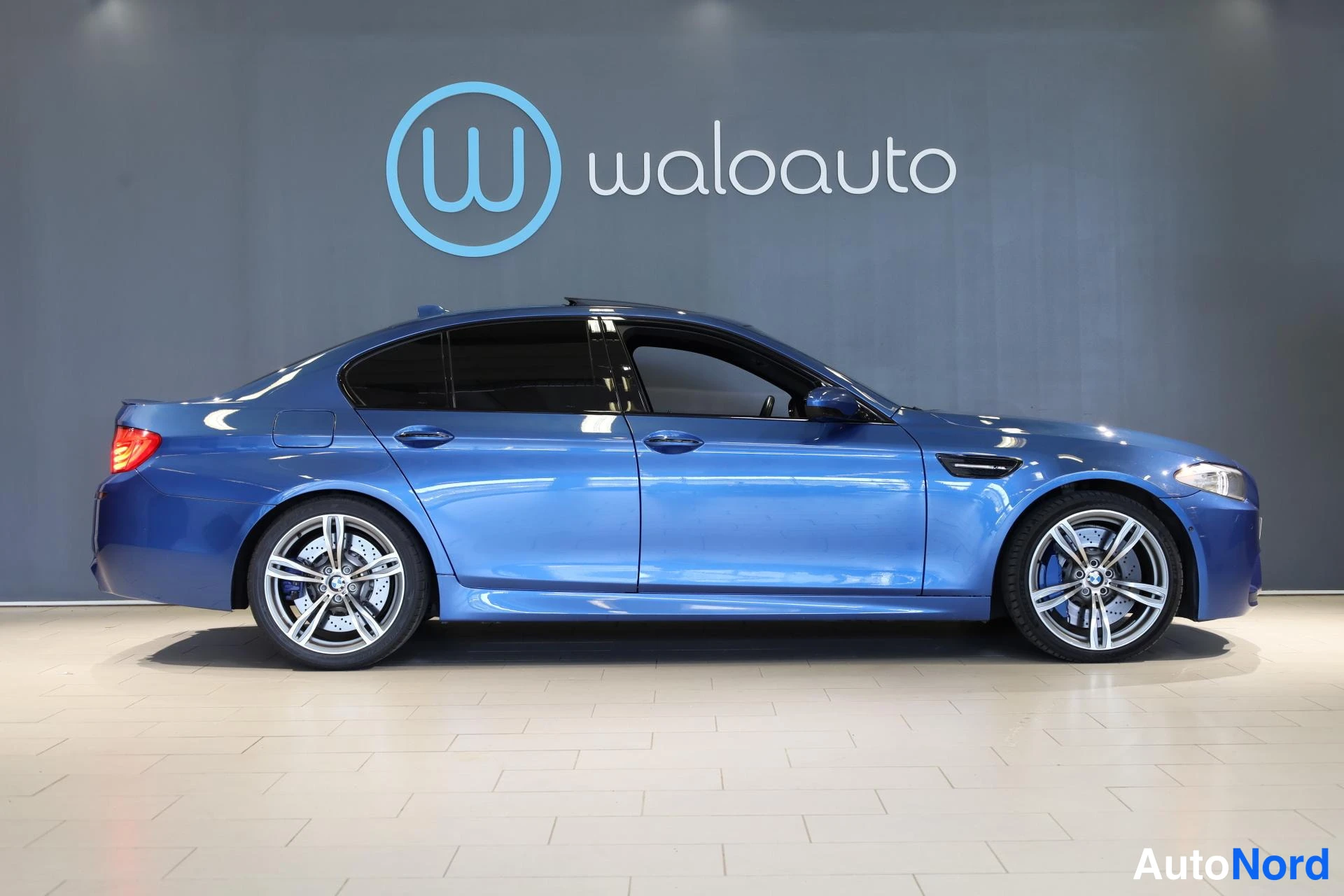 Sininen BMW M5 2012, sivulta, kuva 5