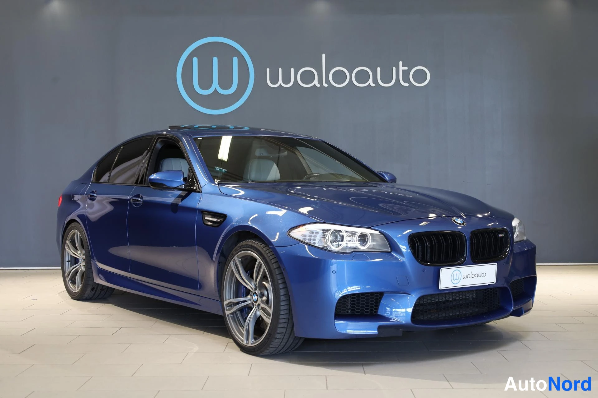 Sininen BMW M5 2012, etuviisto, keula oikealle, kuva 2
