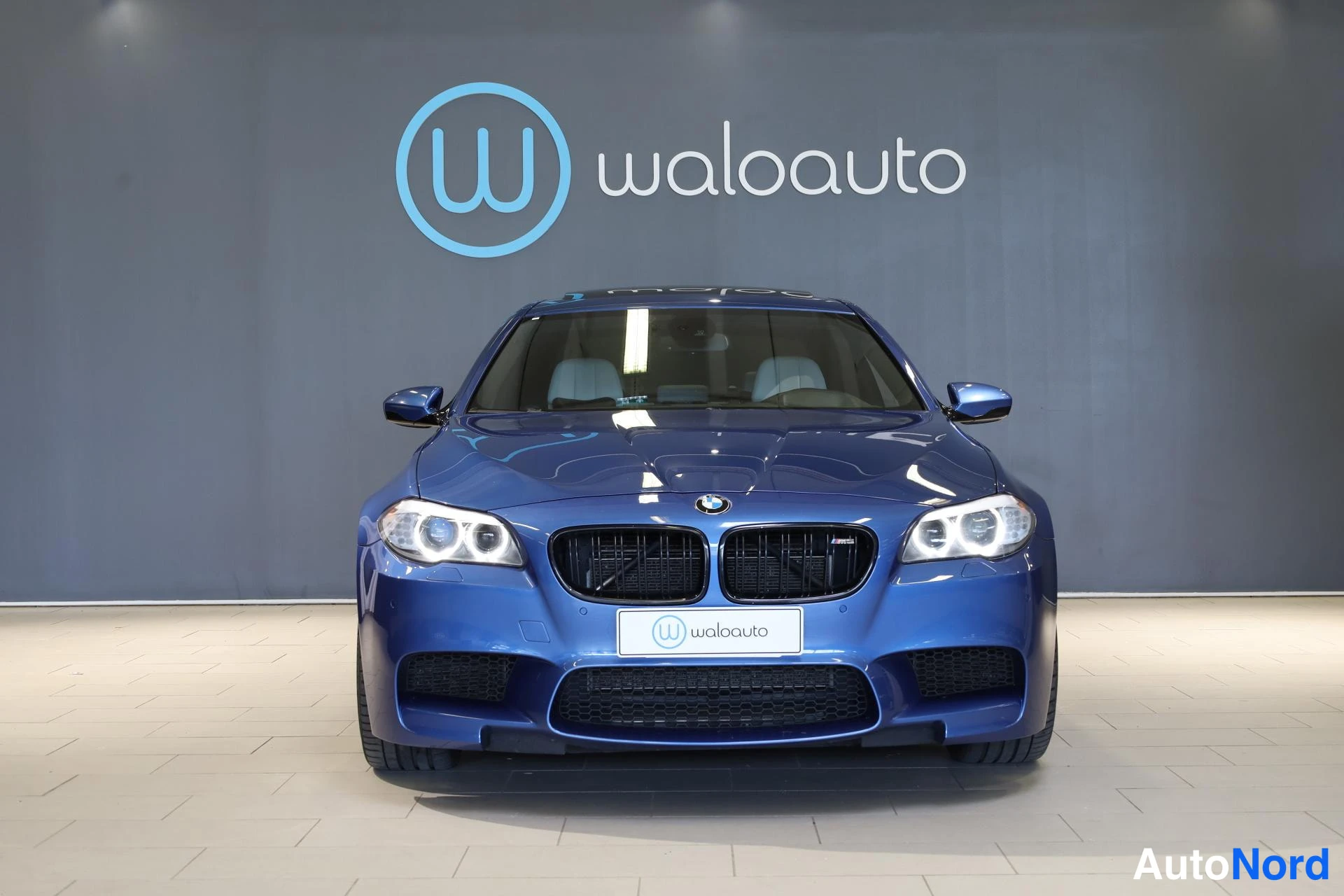 Sininen BMW M5 2012, edestä, kuva 3