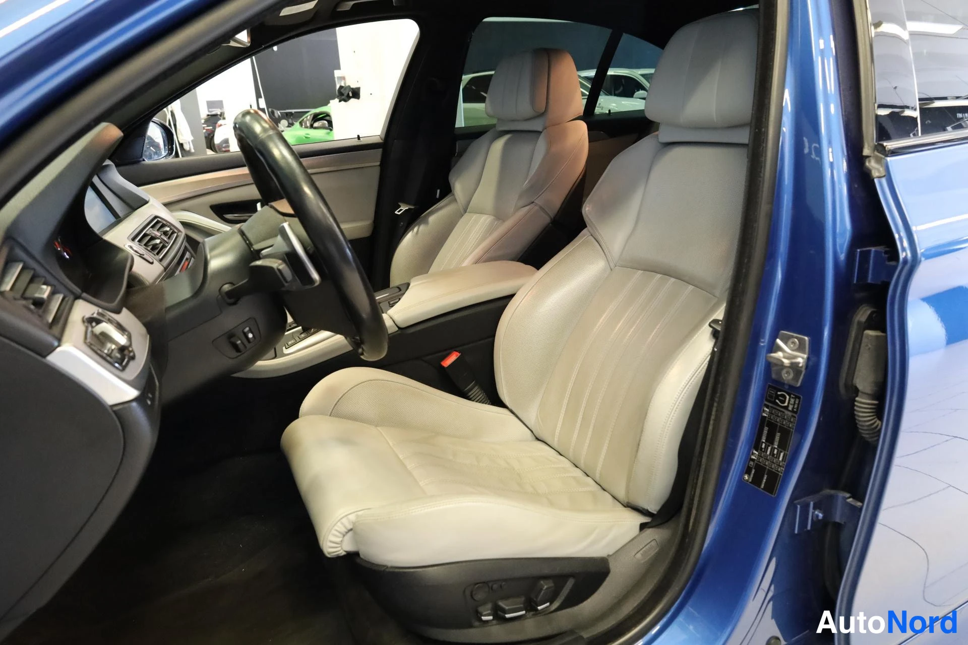 Sininen BMW M5 2012, etuistuimet, kuva 12