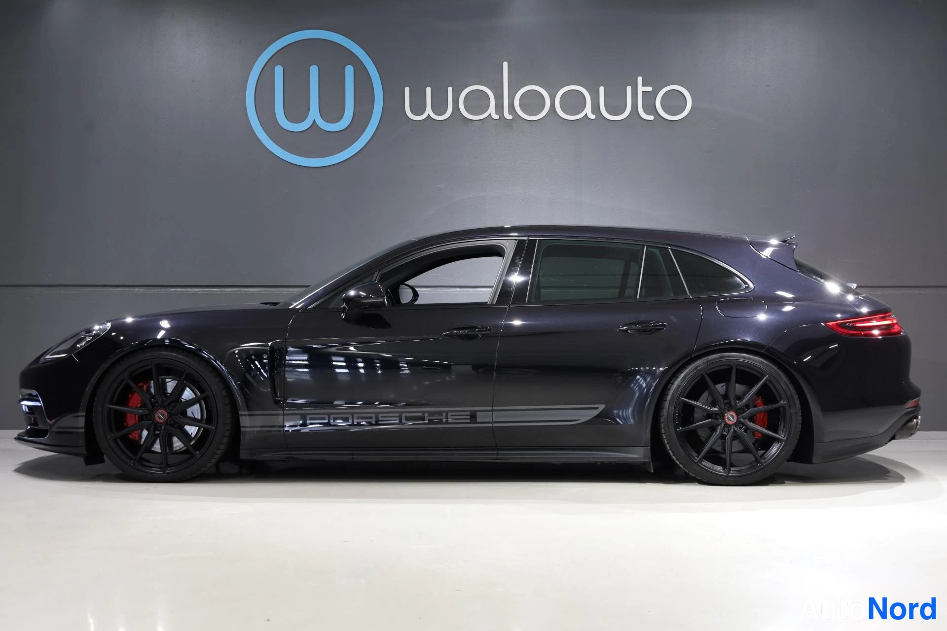 Musta Porsche Panamera 2018, sivulta, kuva 4