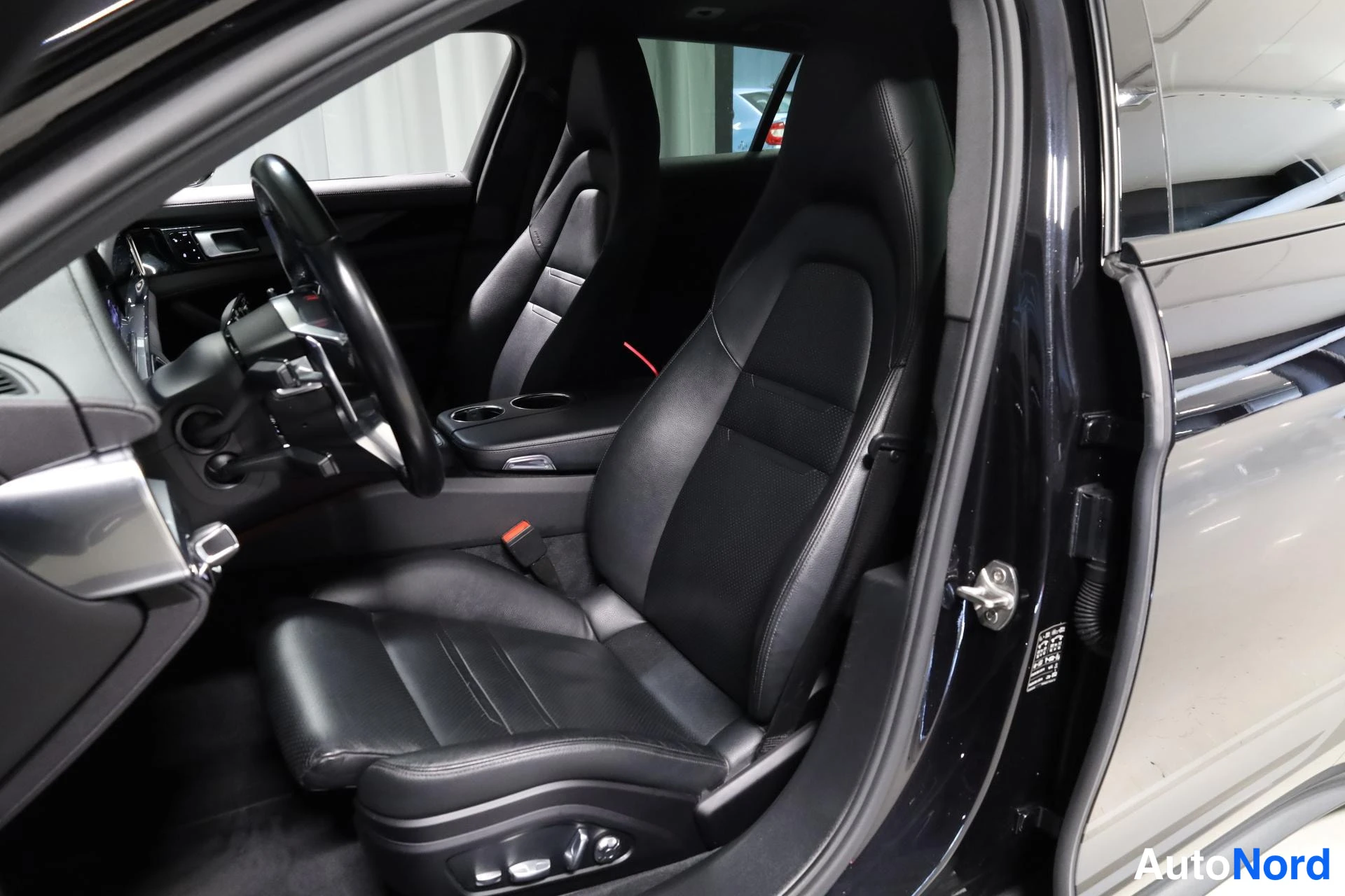 Musta Porsche Panamera 2018, etuistuimet, kuva 14