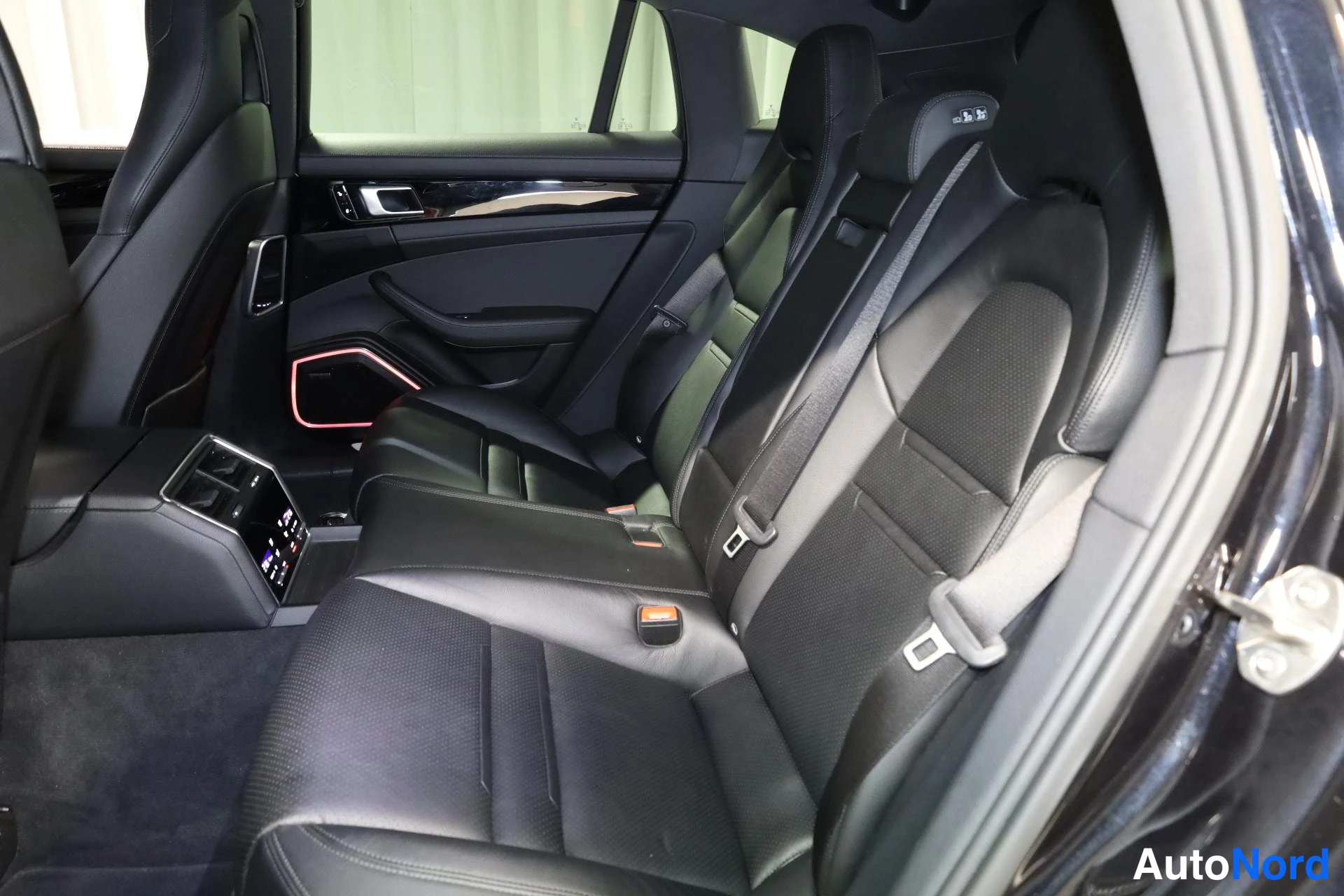 Musta Porsche Panamera 2018, takaistuimet, kuva 16