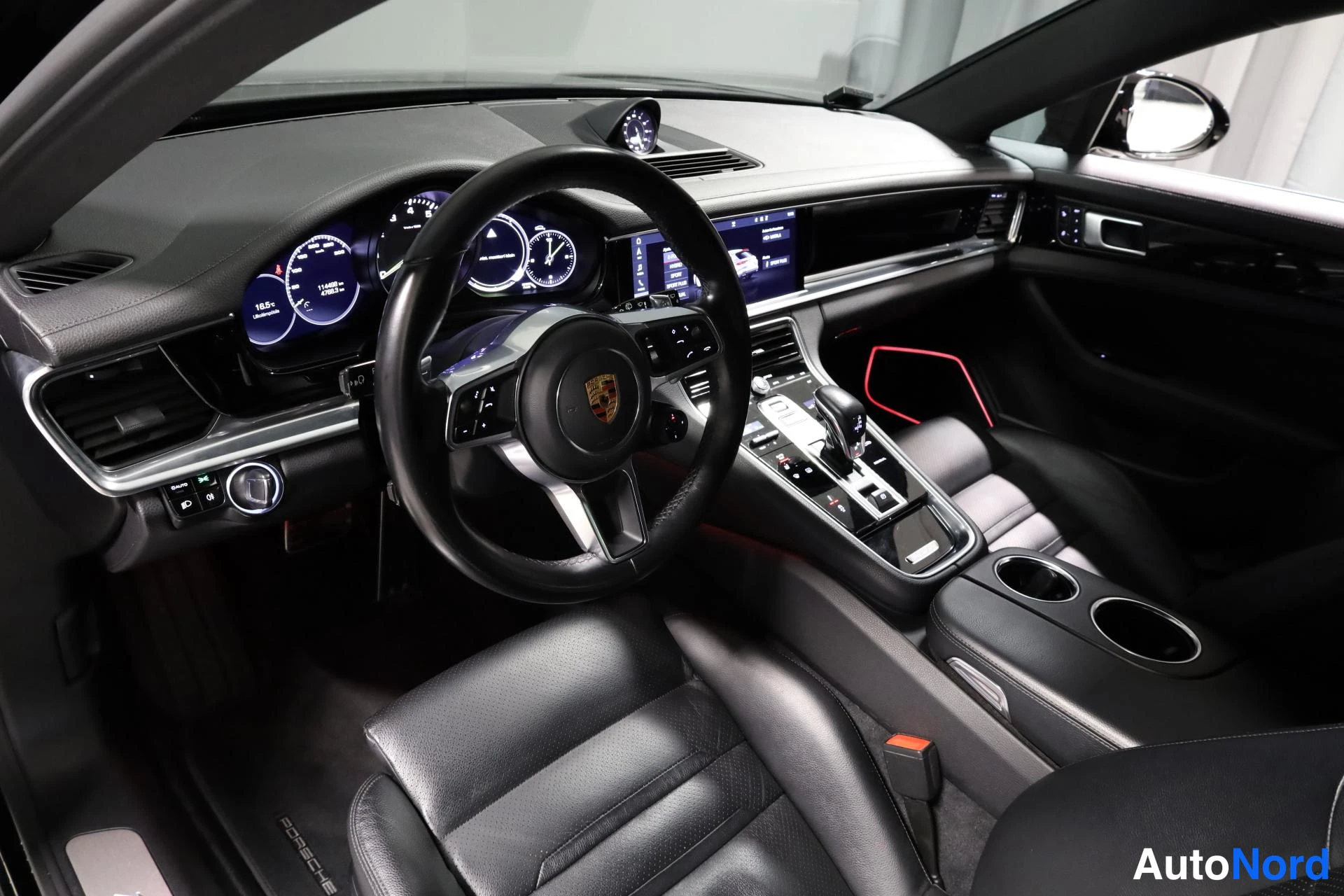 Musta Porsche Panamera 2018, ohjaamo, kuva 10