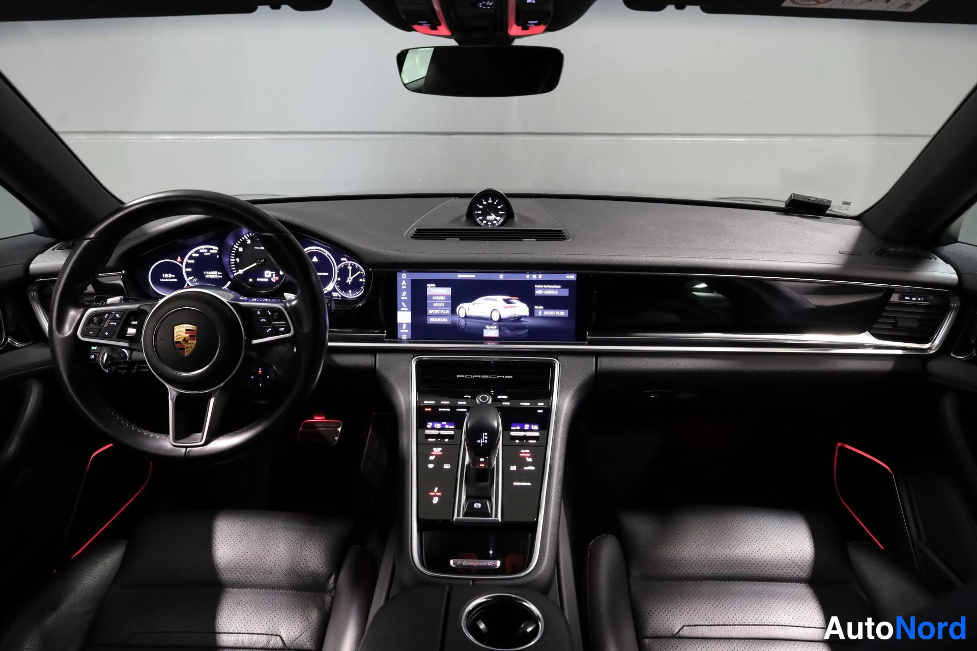 Musta Porsche Panamera 2018, ohjaamo, kuva 11