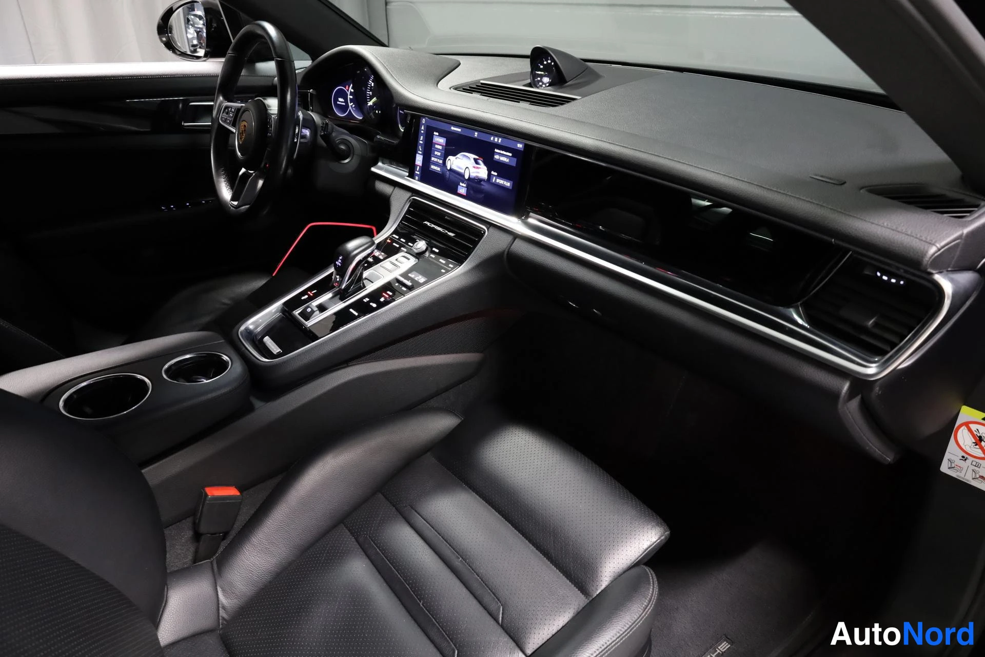 Musta Porsche Panamera 2018, ohjaamo, kuva 12