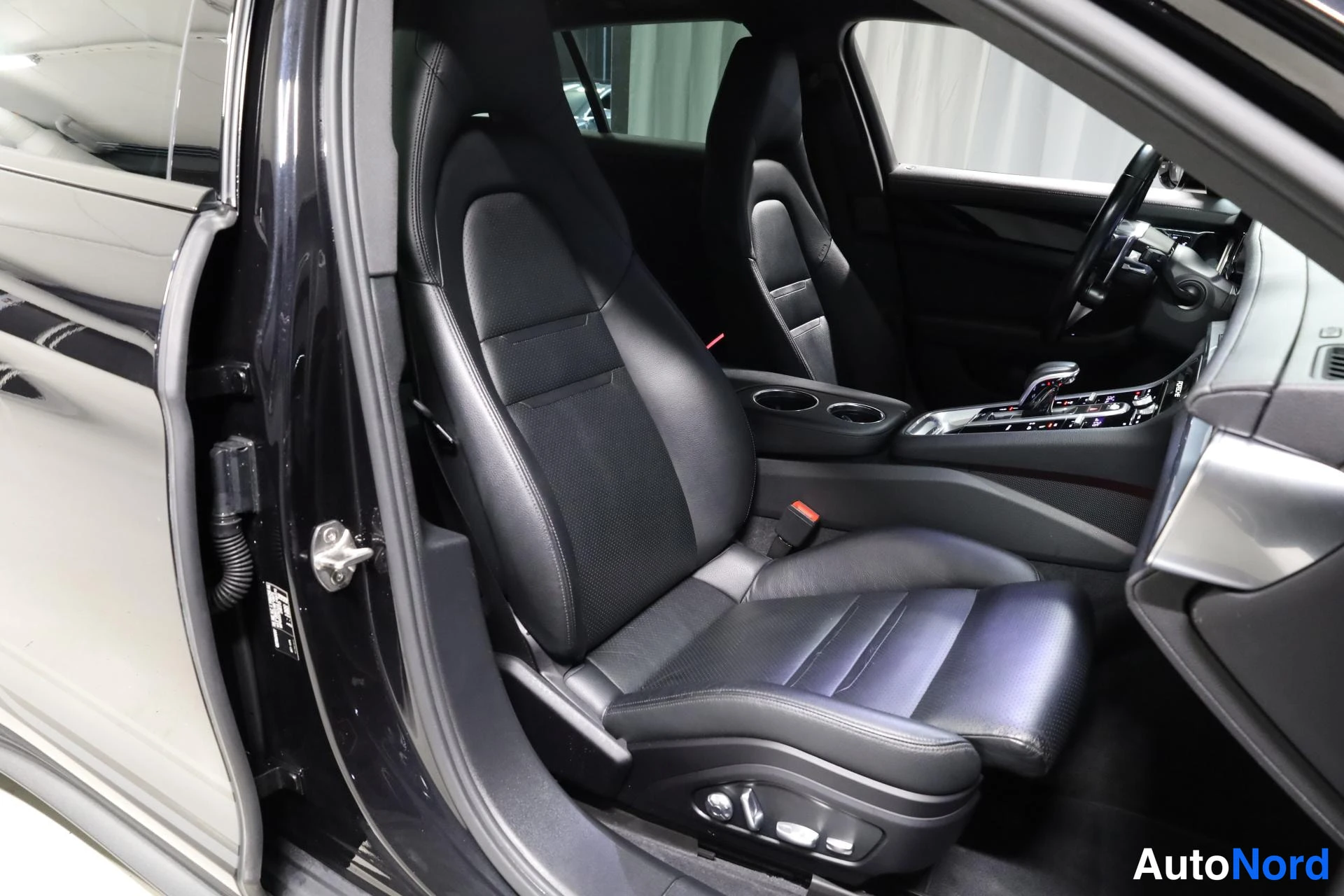 Musta Porsche Panamera 2018, etuistuimet, kuva 15