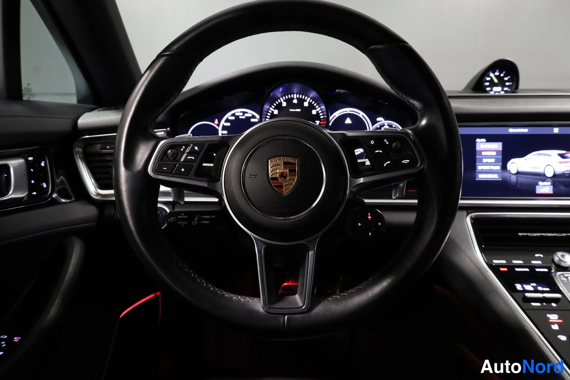 Musta Porsche Panamera 2018, ohjaamo, kuva 13