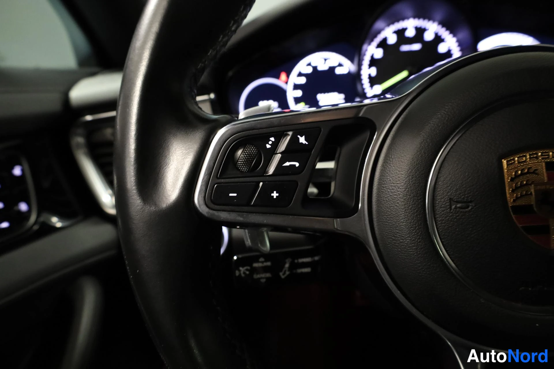 Musta Porsche Panamera 2018, yksityiskohta, kuva 20