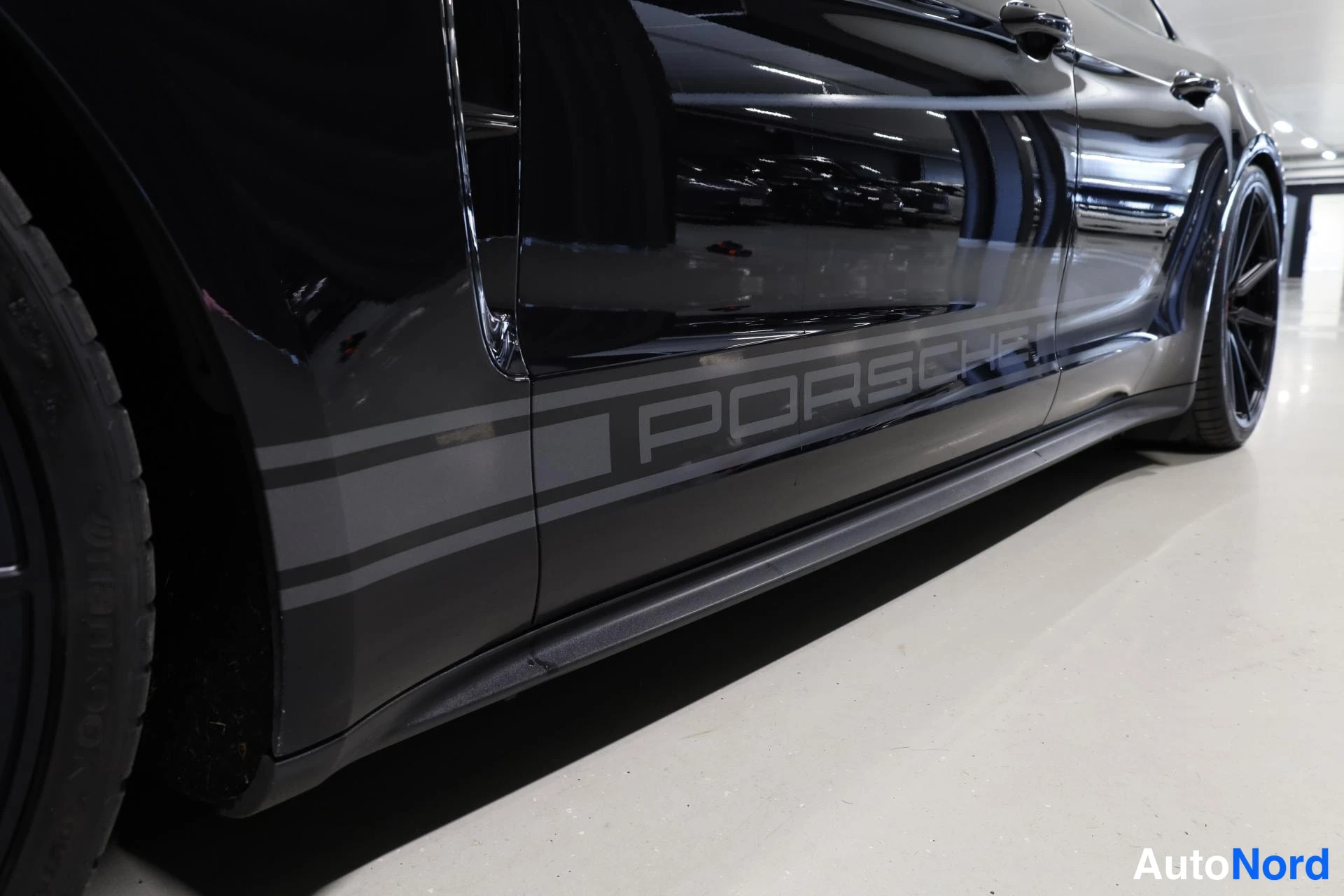 Musta Porsche Panamera 2018, yksityiskohta, kuva 17