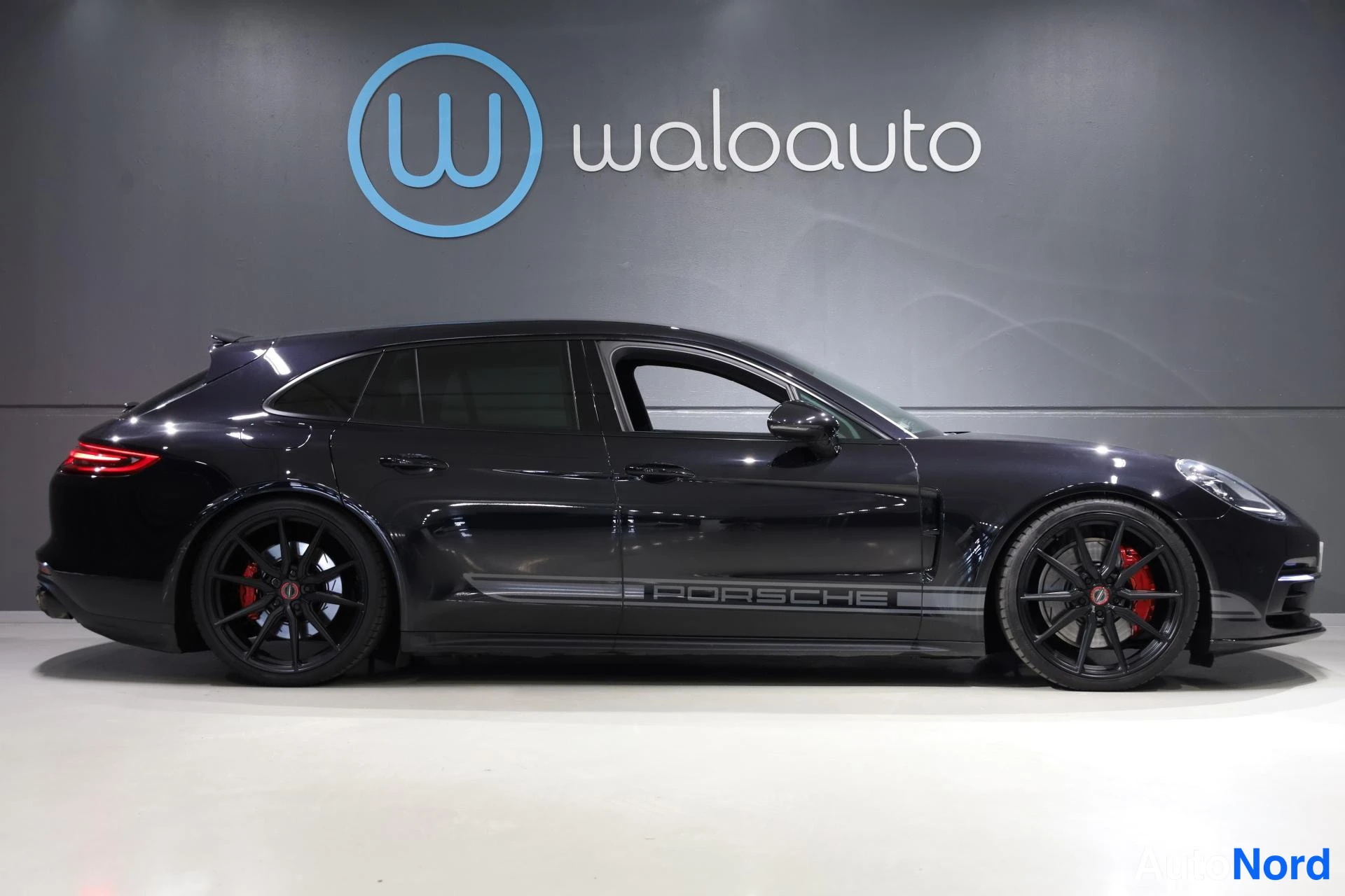 Musta Porsche Panamera 2018, sivulta, kuva 5