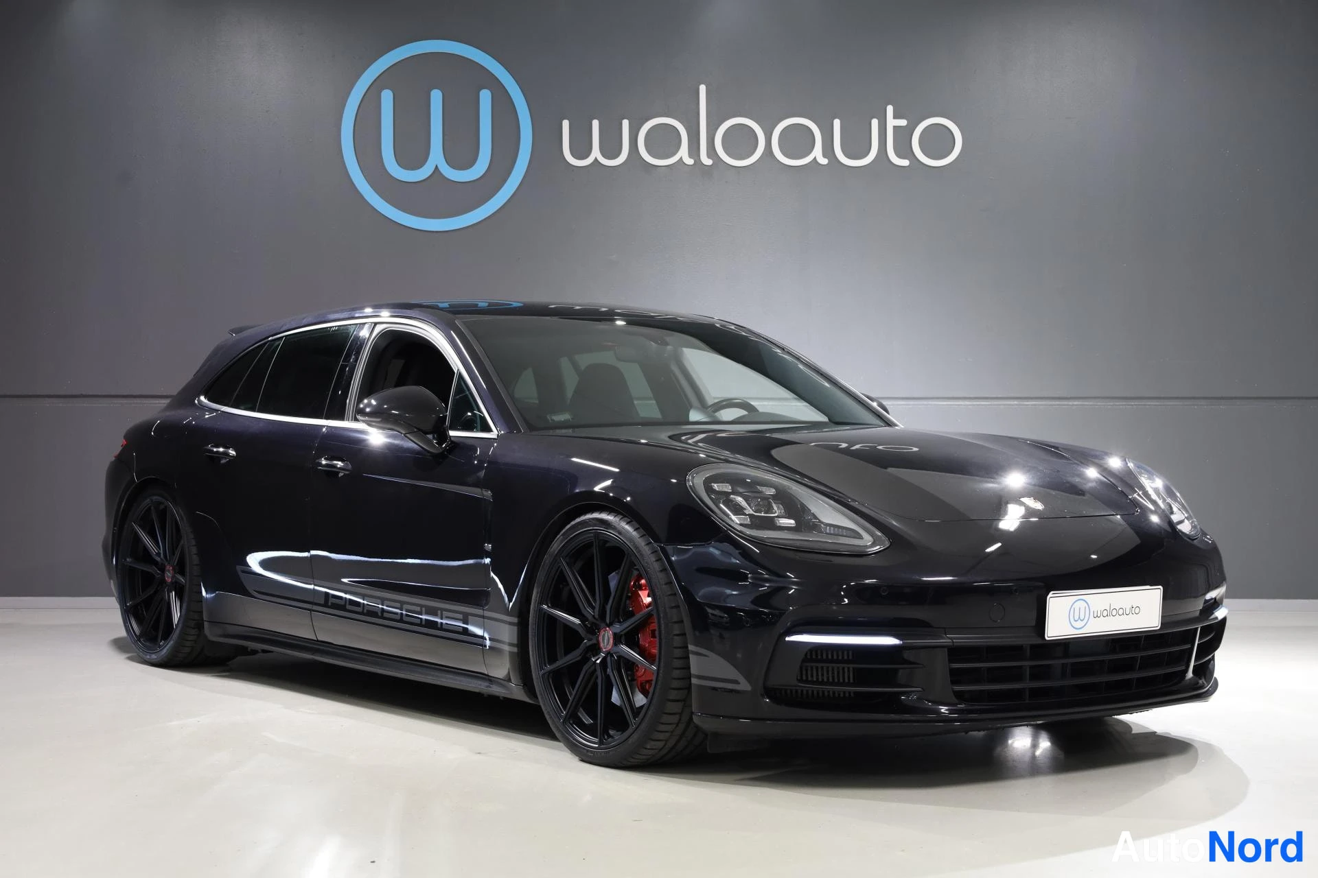 Musta Porsche Panamera 2018, etuviisto, keula oikealle, kuva 2