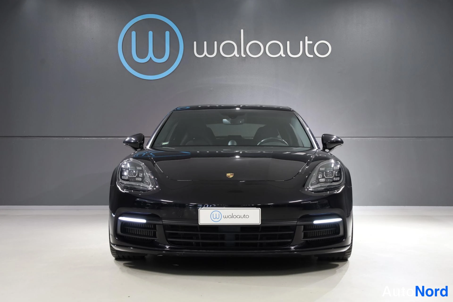 Musta Porsche Panamera 2018, edestä, kuva 3