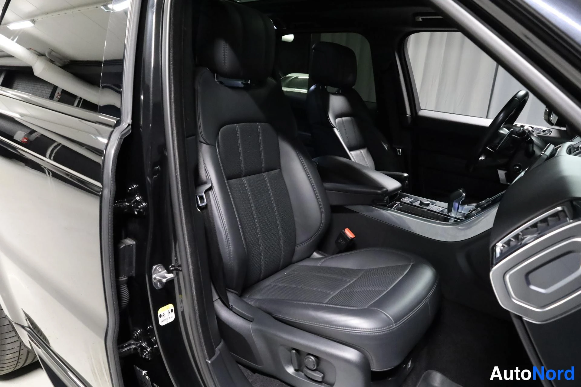 Musta Land Rover Range Rover Sport 2022, etuistuimet, kuva 16