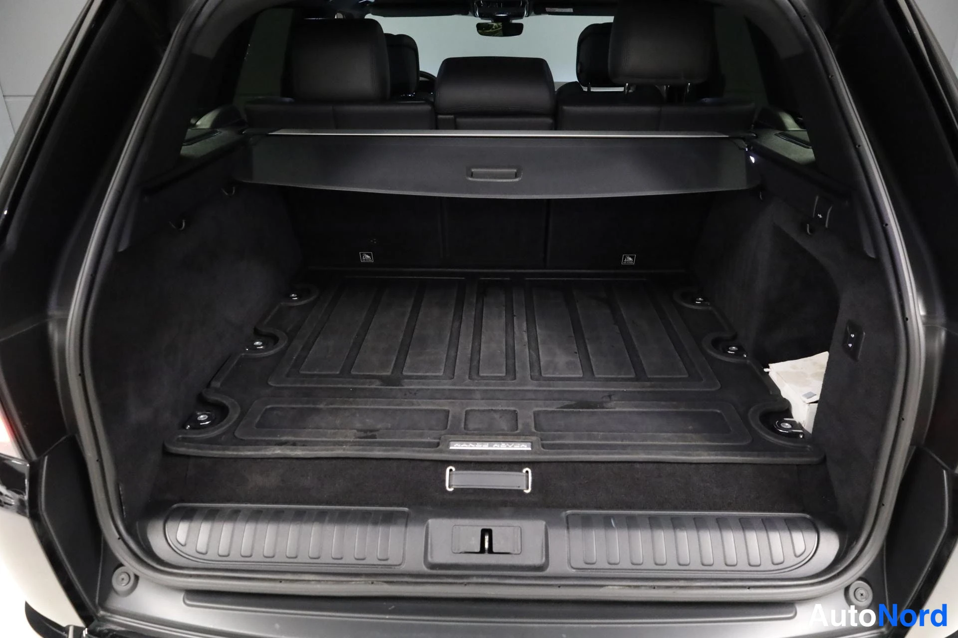 Musta Land Rover Range Rover Sport 2022, tavaratila, kuva 18