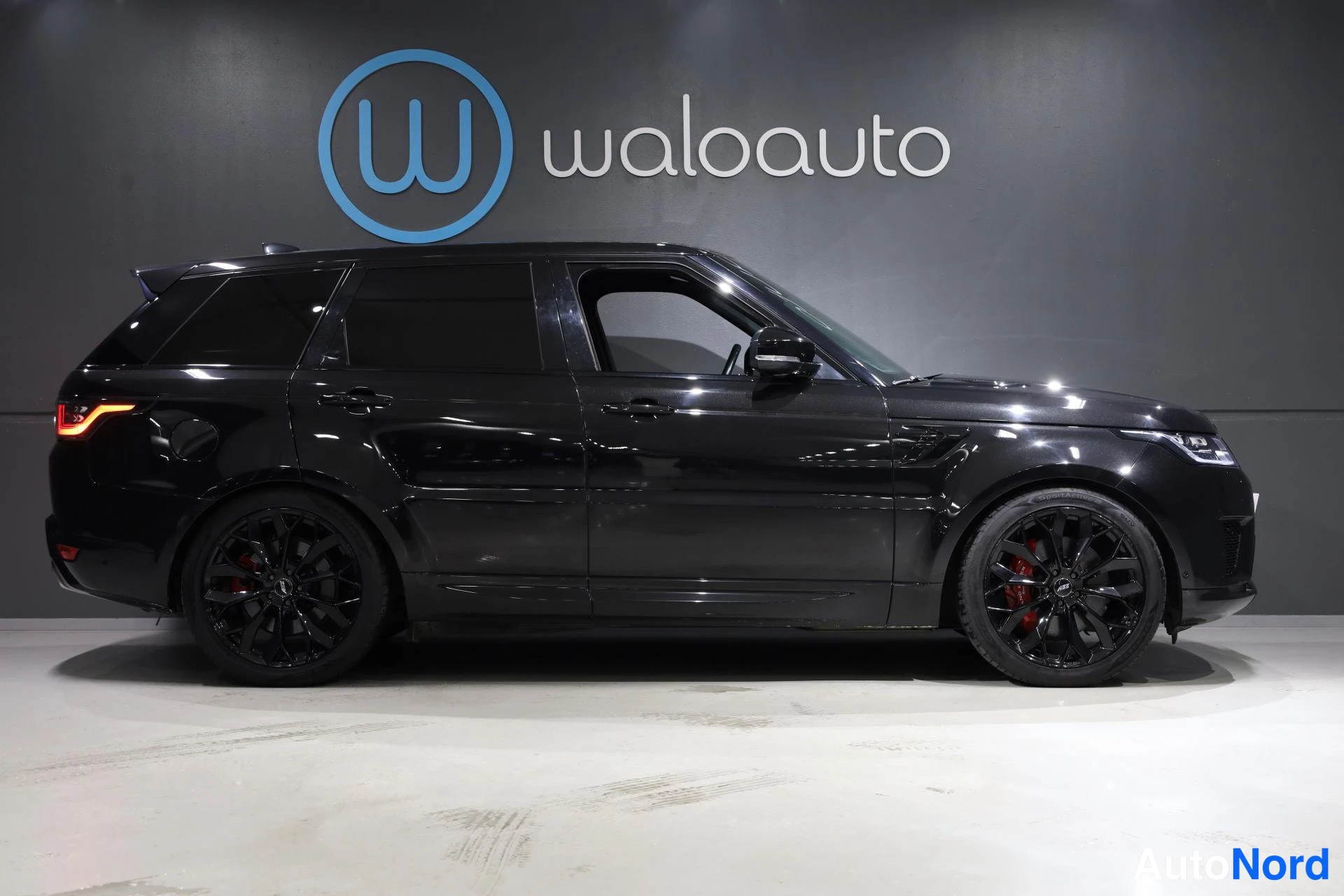 Musta Land Rover Range Rover Sport 2022, etuviisto, keula oikealle, kuva 2