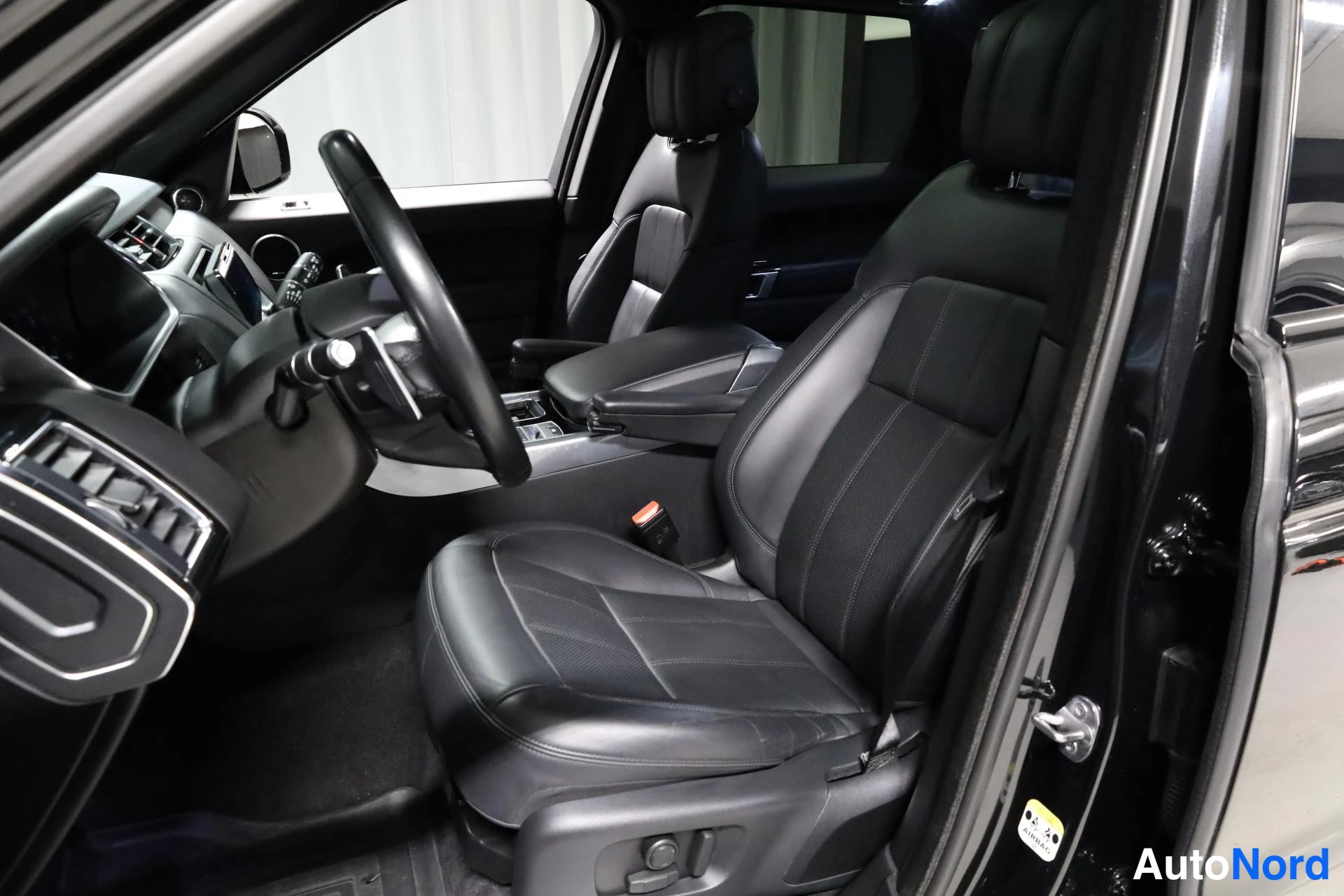Musta Land Rover Range Rover Sport 2022, etuistuimet, kuva 15