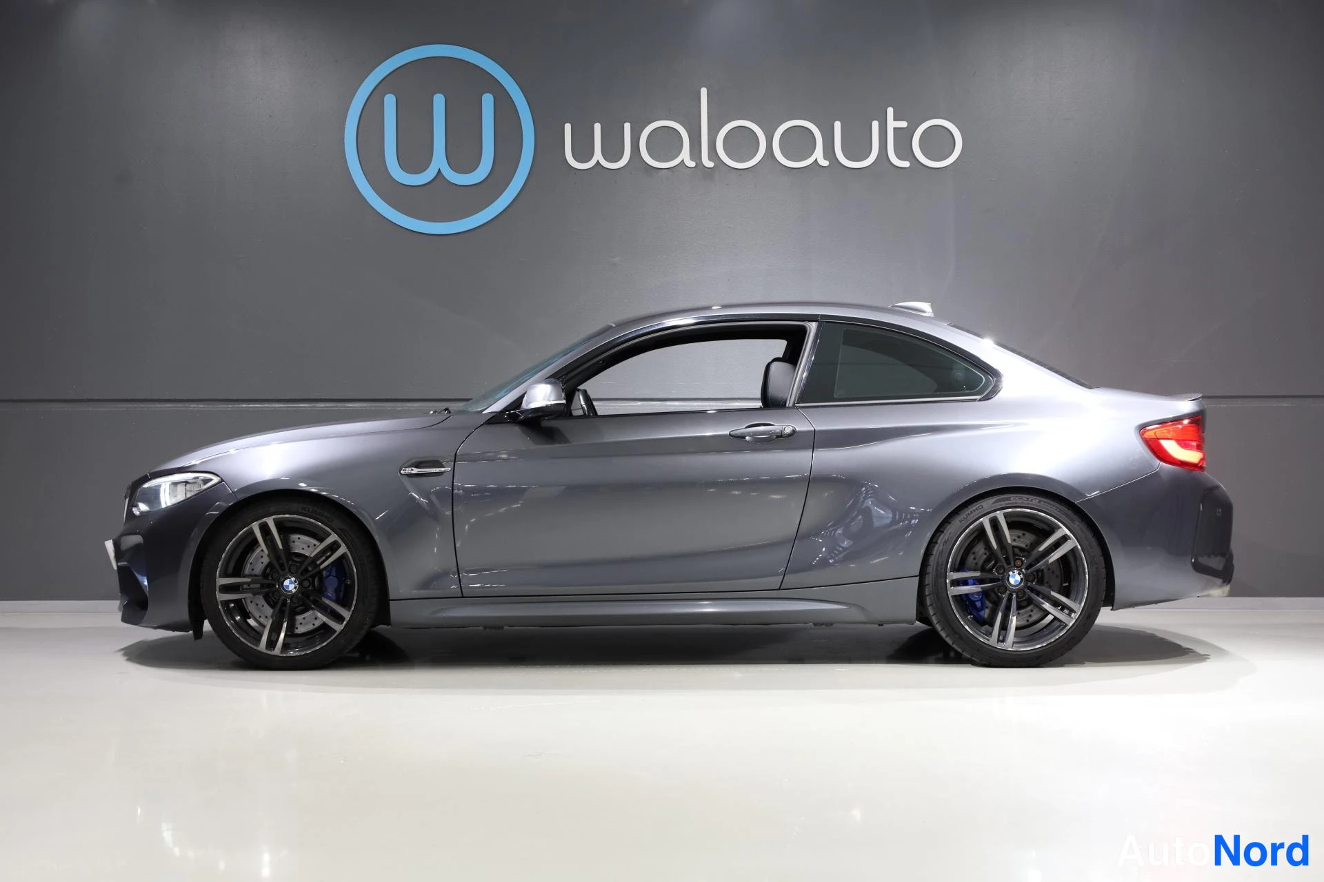 Harmaa BMW M2 2017, etuviisto, keula vasemmalle, kuva 2