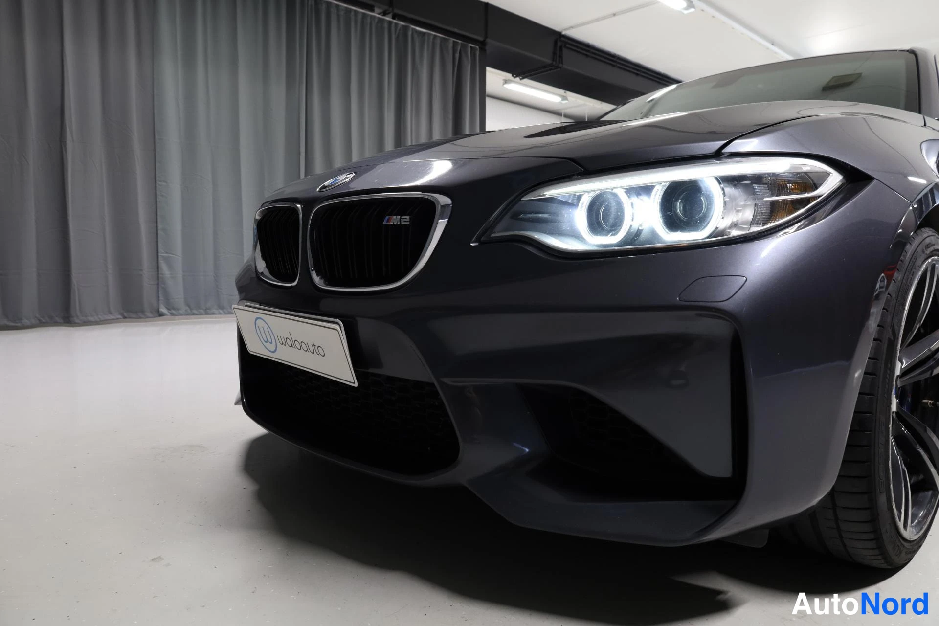 Harmaa BMW M2 2017, etuviisto, keula vasemmalle, kuva 3
