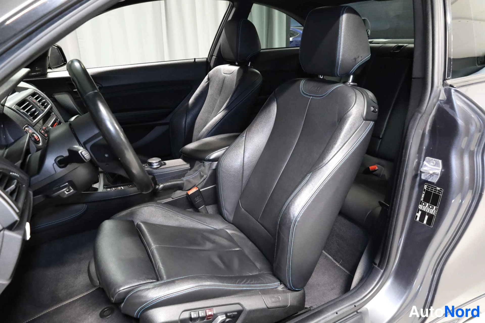 Harmaa BMW M2 2017, etuistuimet, kuva 16