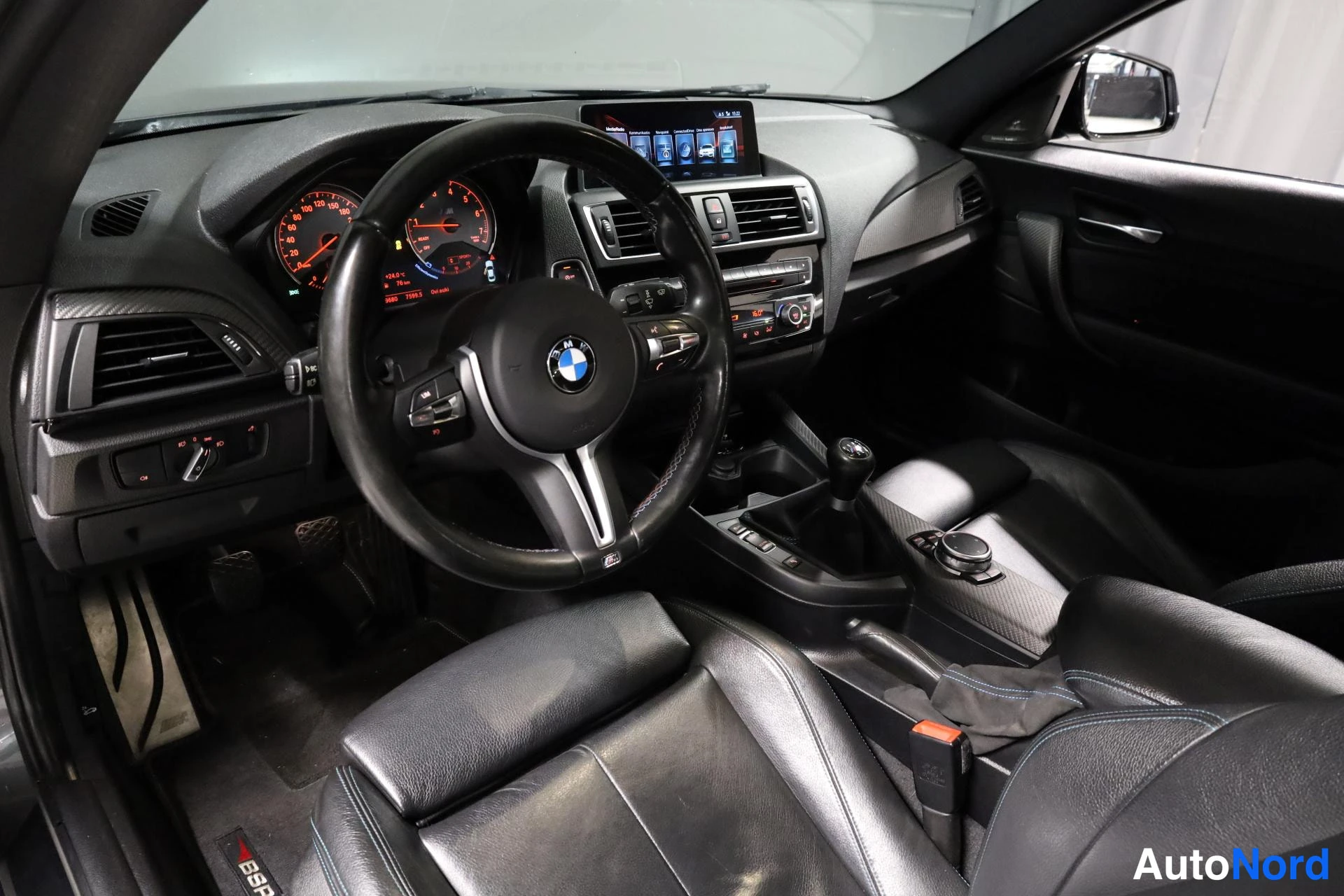 Harmaa BMW M2 2017, ohjaamo, kuva 12
