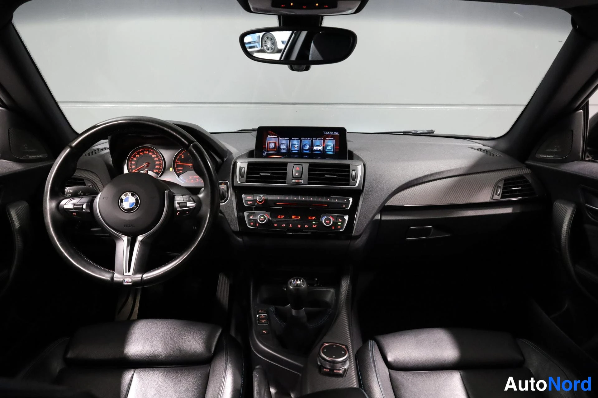Harmaa BMW M2 2017, ohjaamo, kuva 13