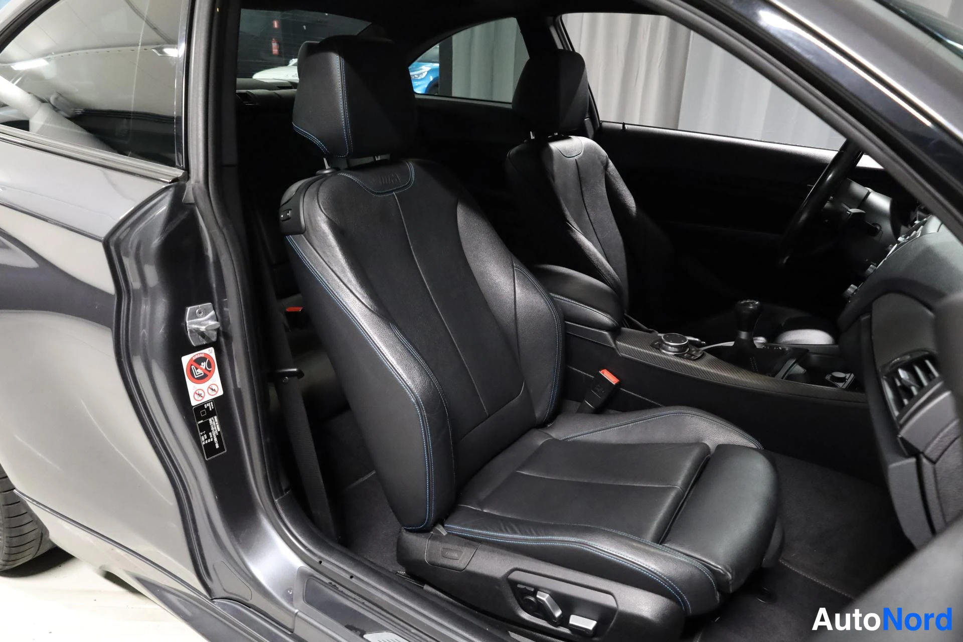 Harmaa BMW M2 2017, etuistuimet, kuva 17