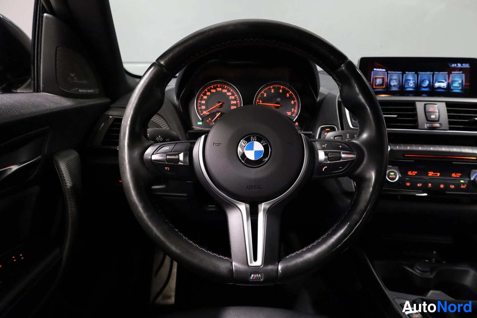 Harmaa BMW M2 2017, ohjaamo, kuva 15