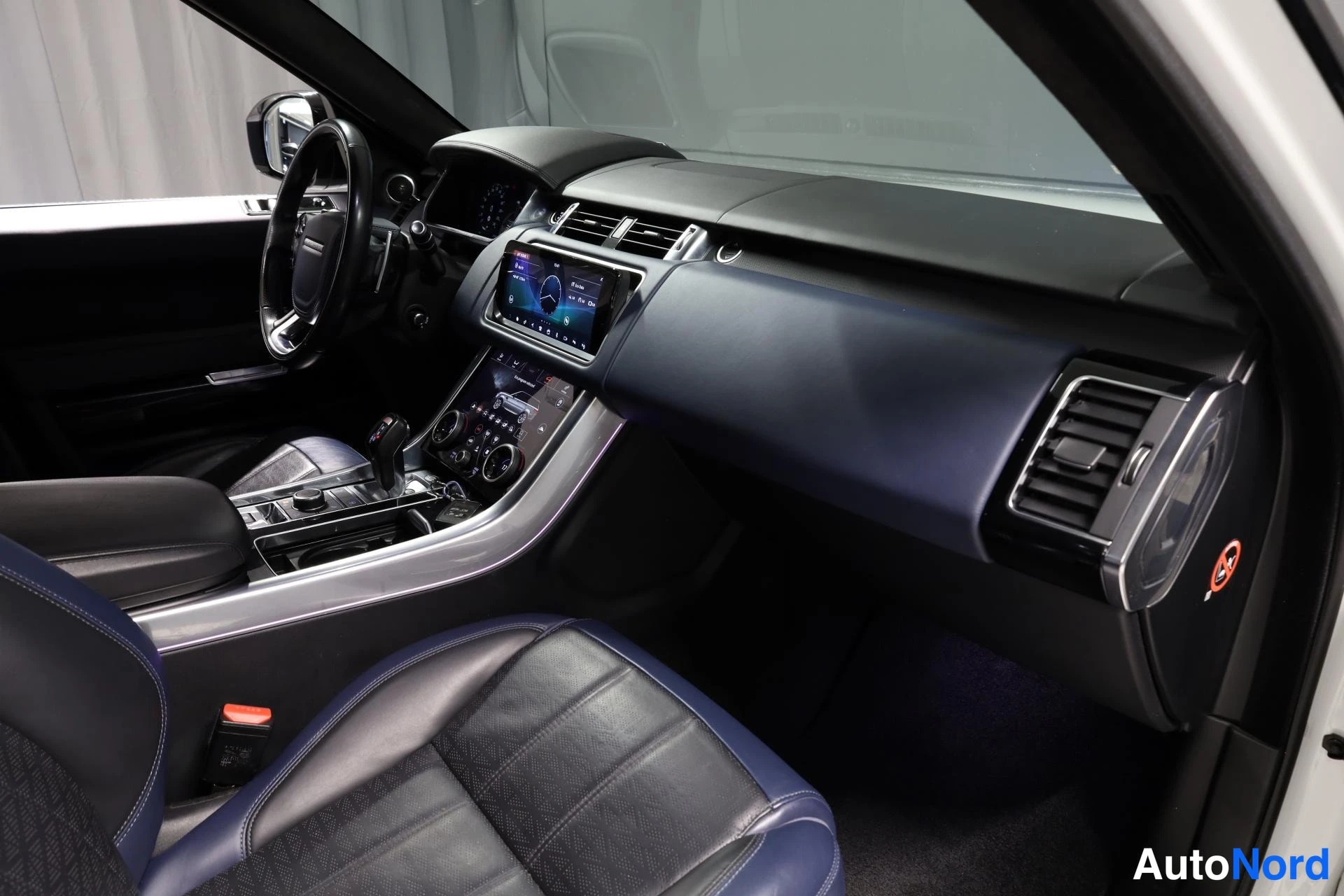 Valkoinen Land Rover Range Rover Sport 2018, ohjaamo, kuva 11