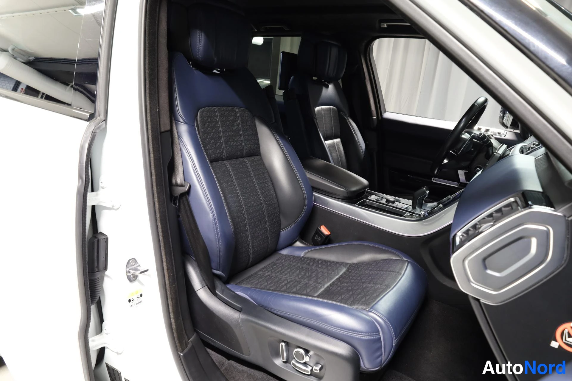 Valkoinen Land Rover Range Rover Sport 2018, etuistuimet, kuva 15