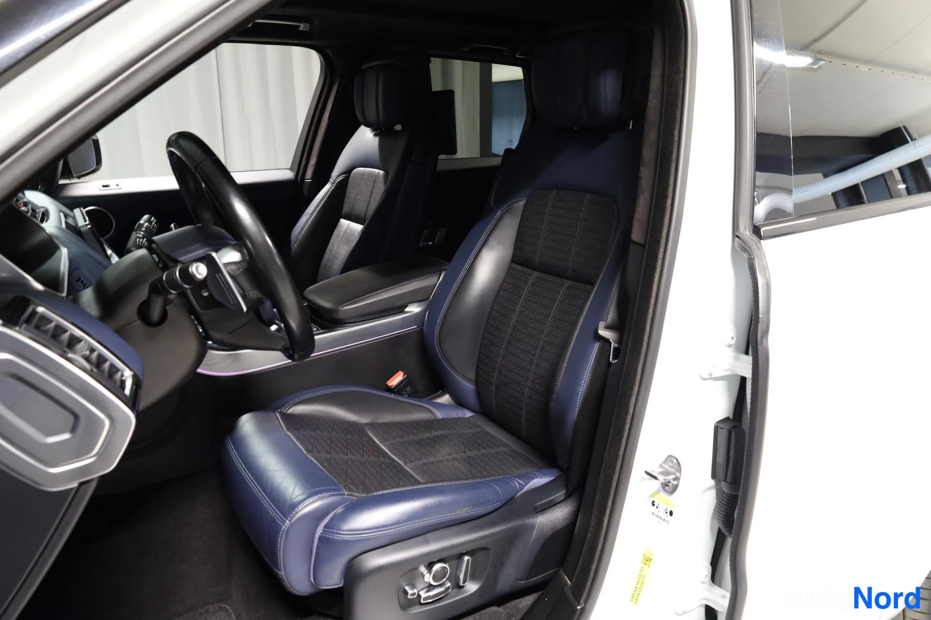 Valkoinen Land Rover Range Rover Sport 2018, etuistuimet, kuva 14