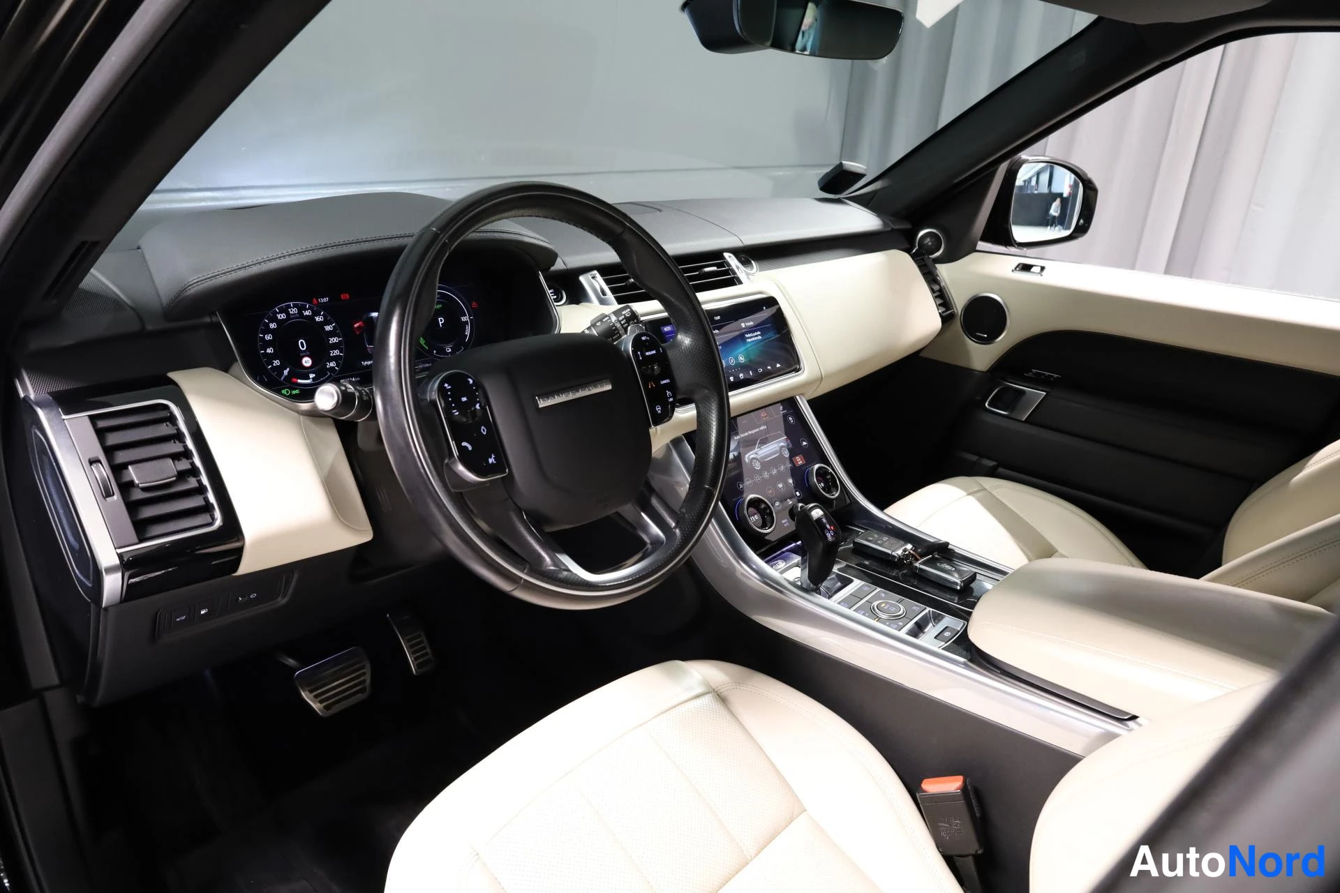 Musta Land Rover Range Rover Sport 2019, ohjaamo, kuva 9