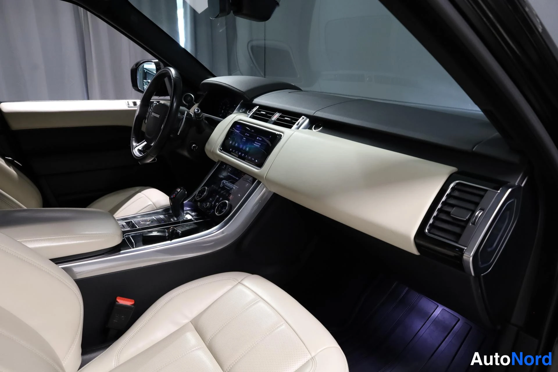Musta Land Rover Range Rover Sport 2019, ohjaamo, kuva 11