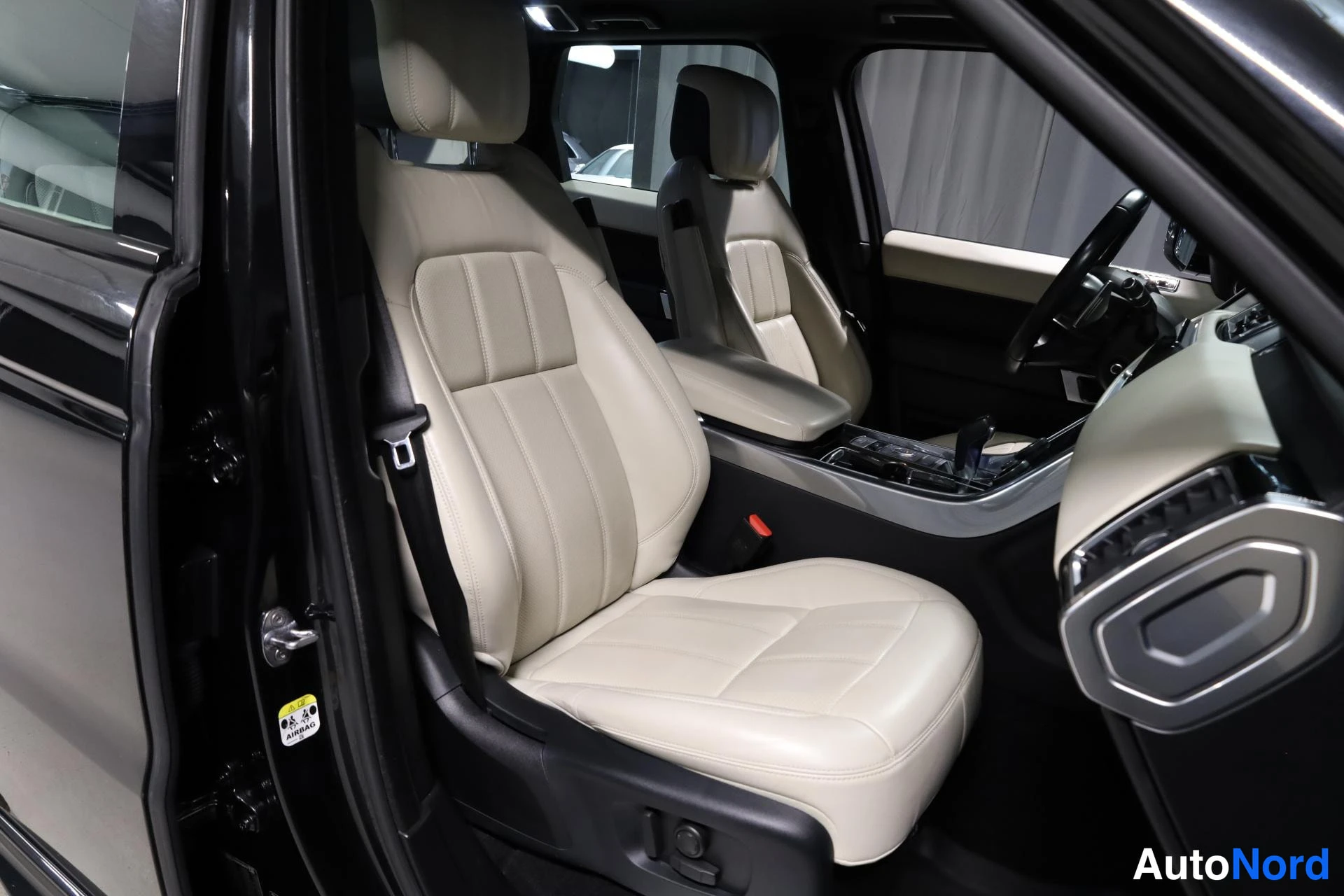 Musta Land Rover Range Rover Sport 2019, etuistuimet, kuva 14