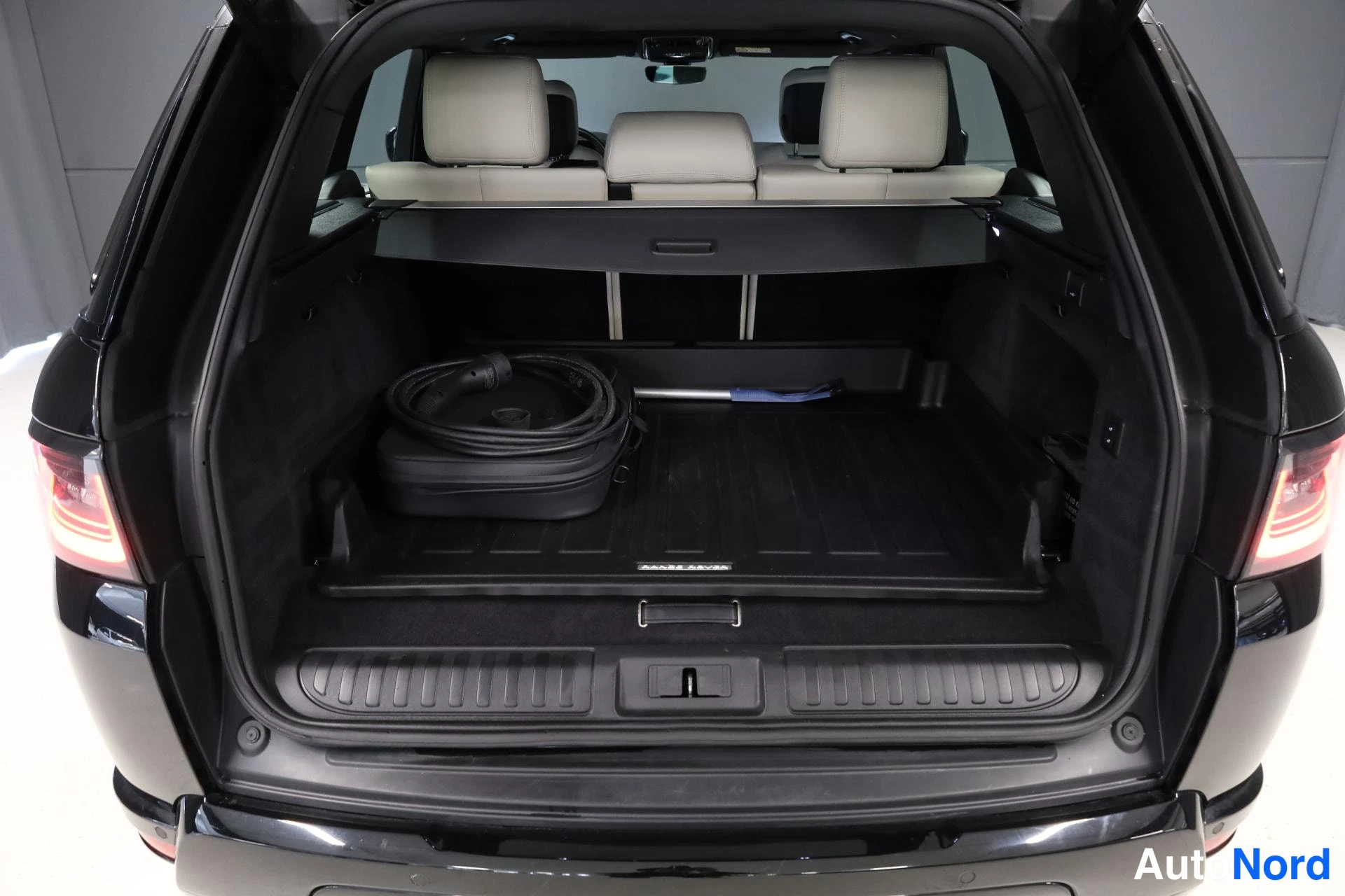 Musta Land Rover Range Rover Sport 2019, tavaratila, kuva 17