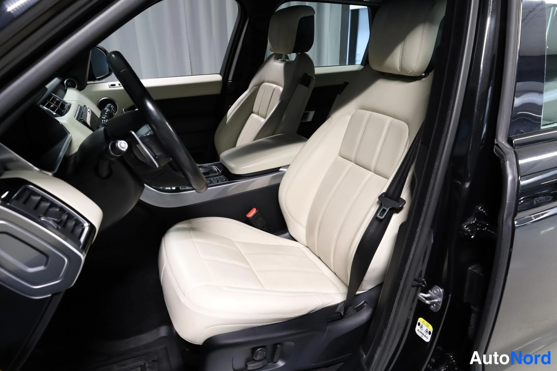 Musta Land Rover Range Rover Sport 2019, etuistuimet, kuva 13