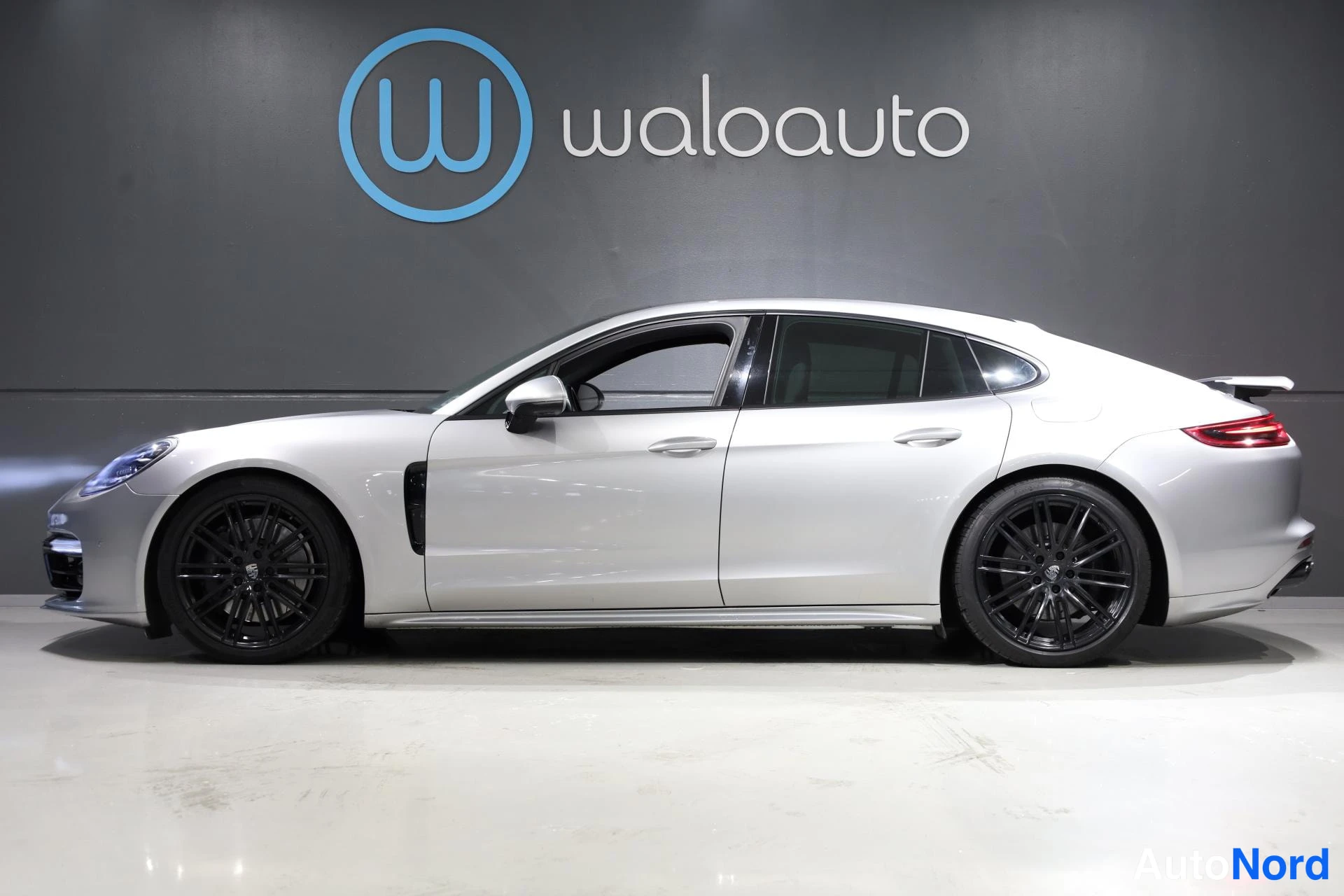 Harmaa Porsche Panamera 2018, sivulta, kuva 5