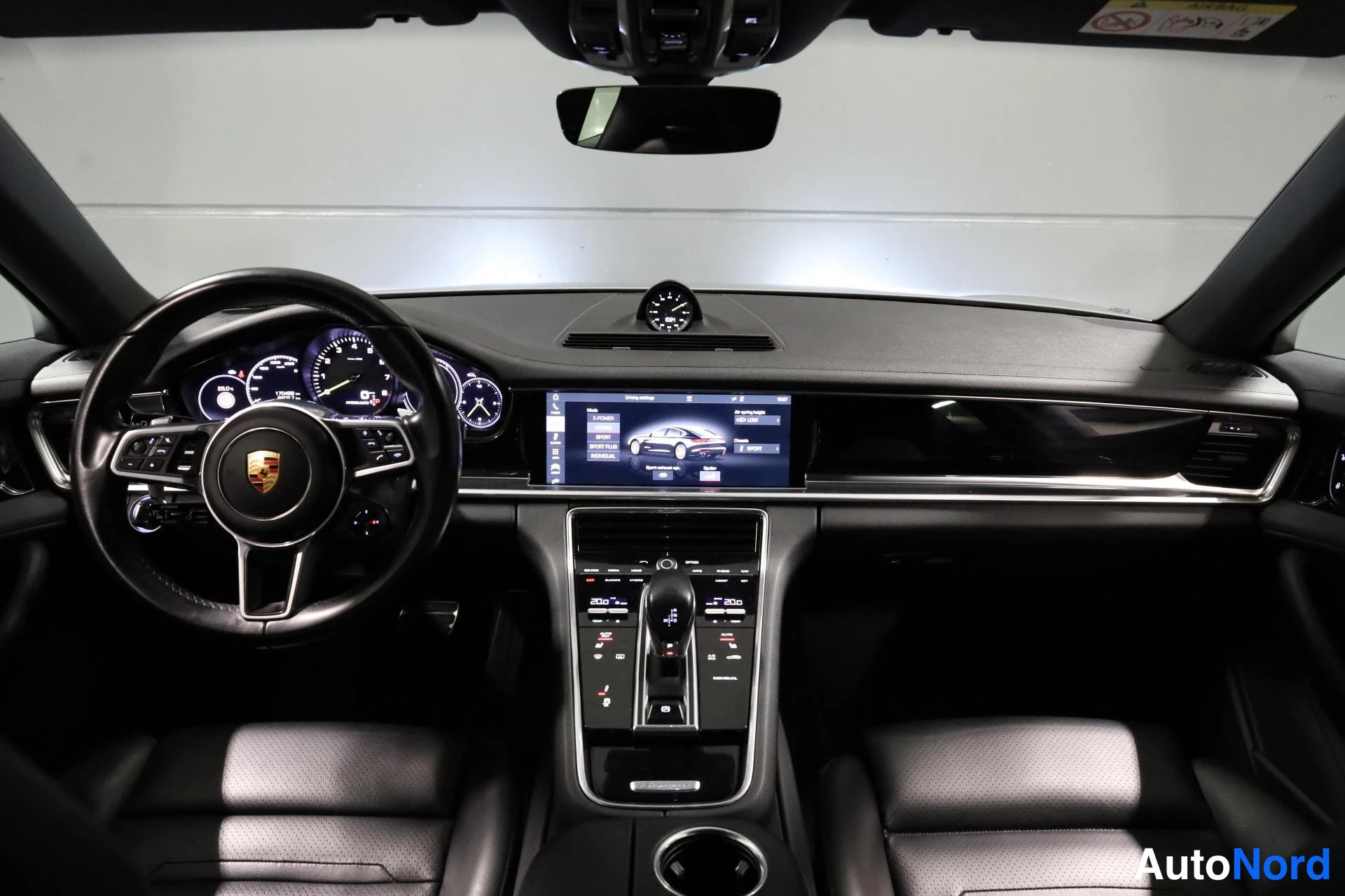 Harmaa Porsche Panamera 2018, ohjaamo, kuva 10