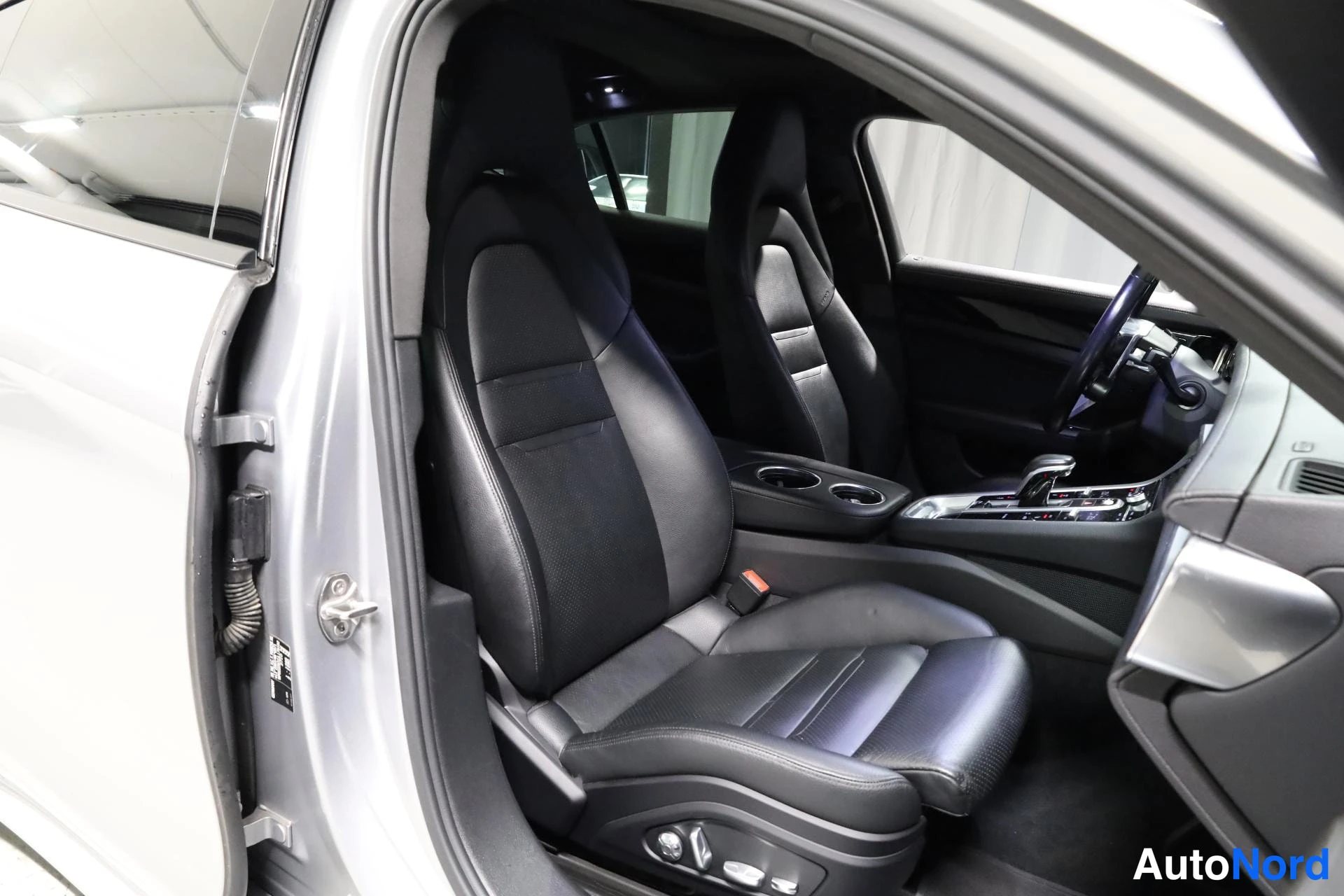 Harmaa Porsche Panamera 2018, etuistuimet, kuva 16