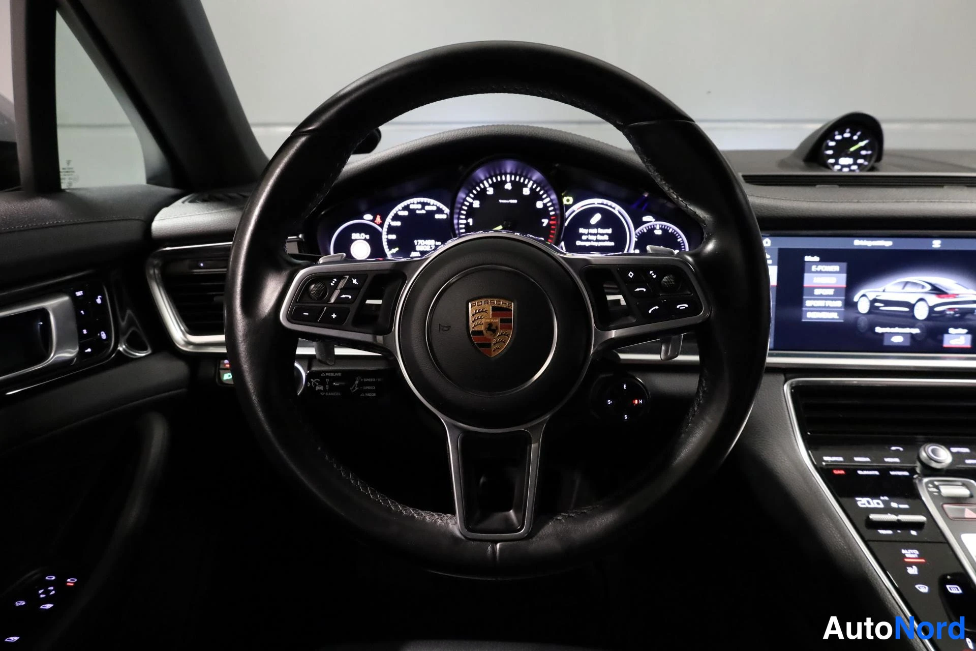 Harmaa Porsche Panamera 2018, ohjaamo, kuva 12