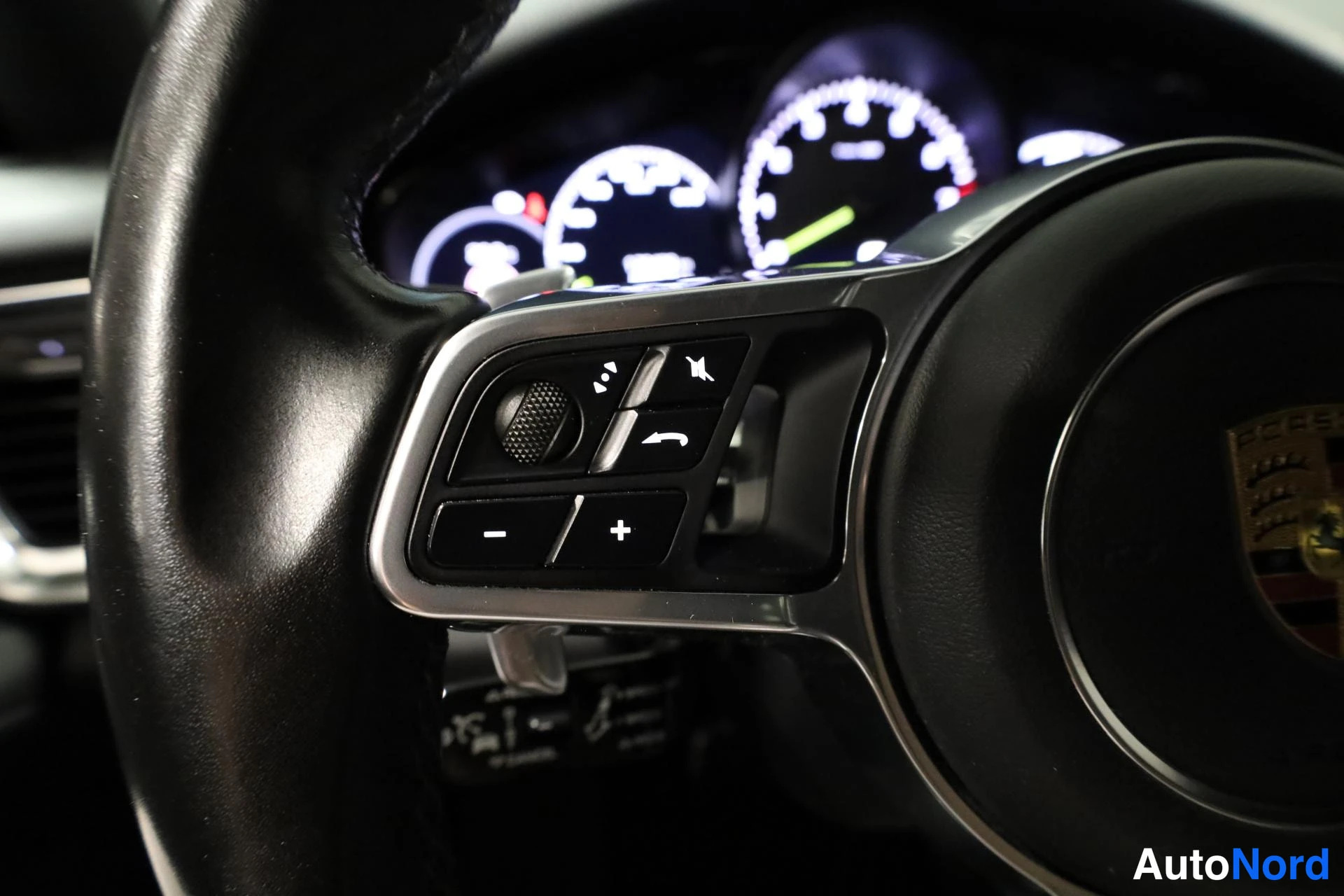 Harmaa Porsche Panamera 2018, yksityiskohta, kuva 17