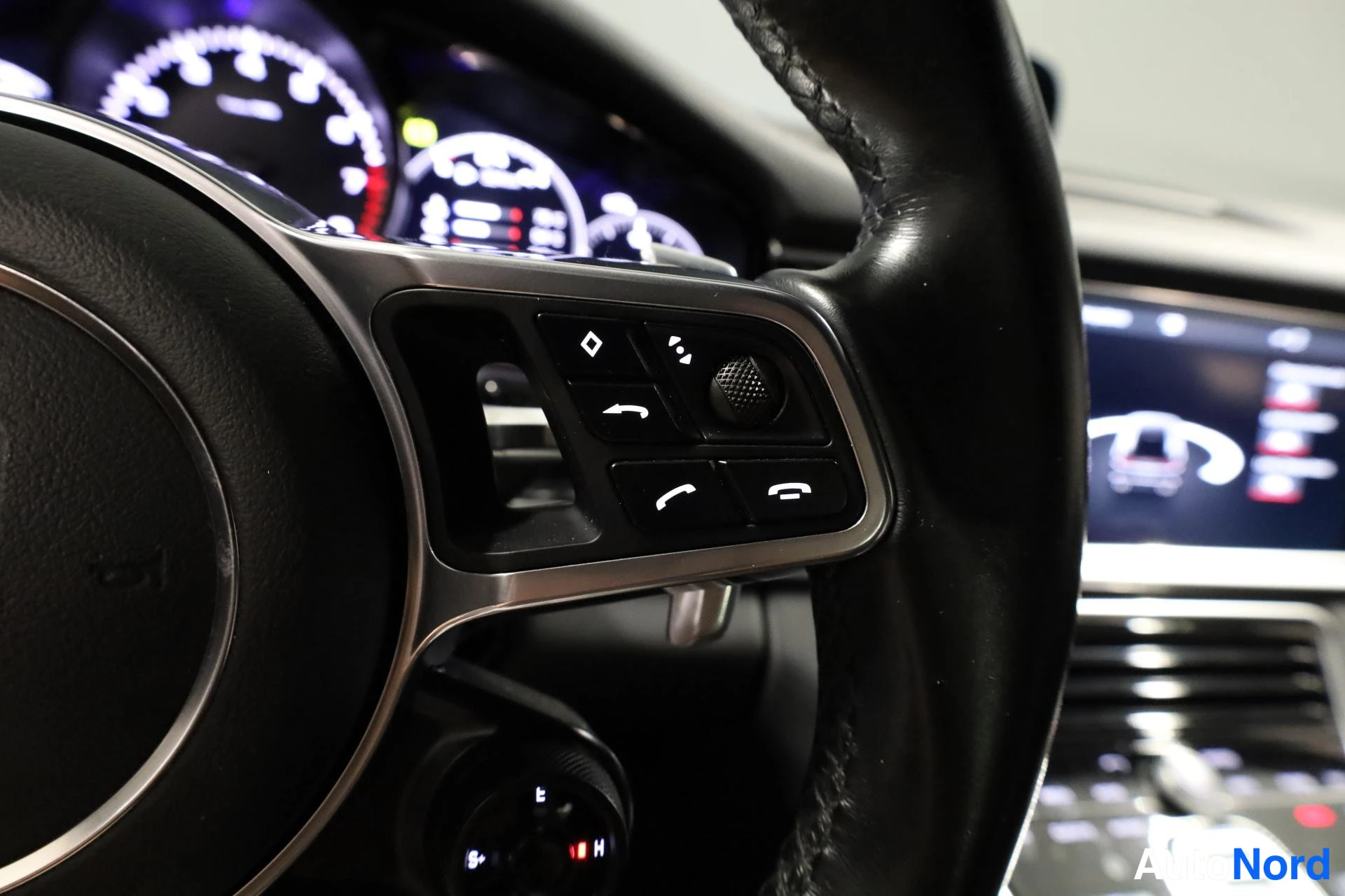 Harmaa Porsche Panamera 2018, yksityiskohta, kuva 31