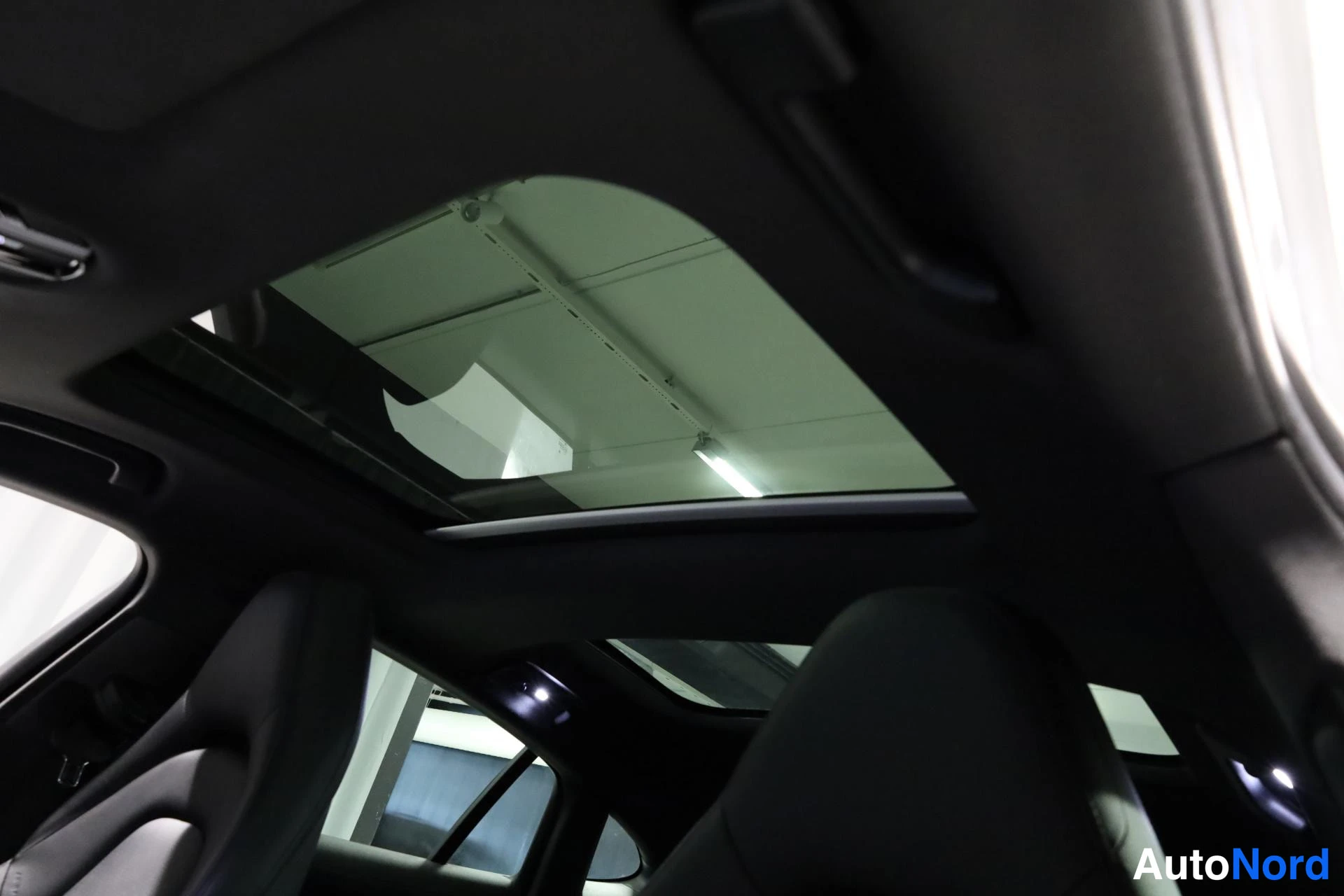 Harmaa Porsche Panamera 2018, ohjaamo, kuva 13