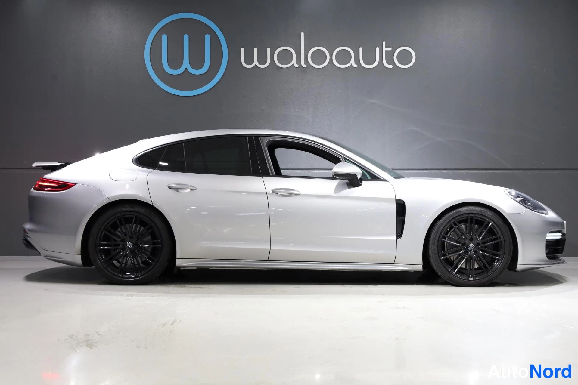 Harmaa Porsche Panamera 2018, sivulta, kuva 4